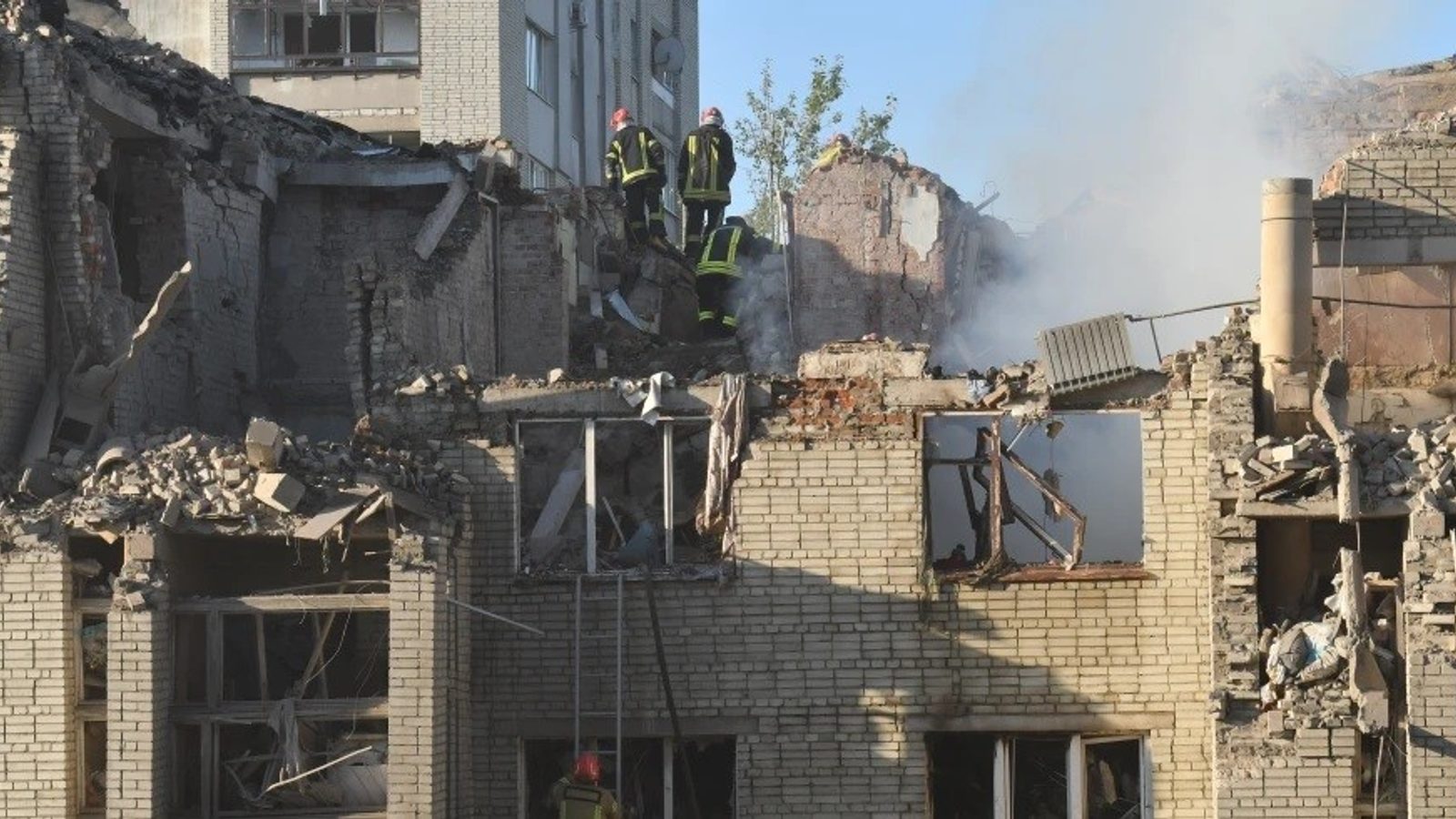 Осум загинати во масовните руски напади врз Украина