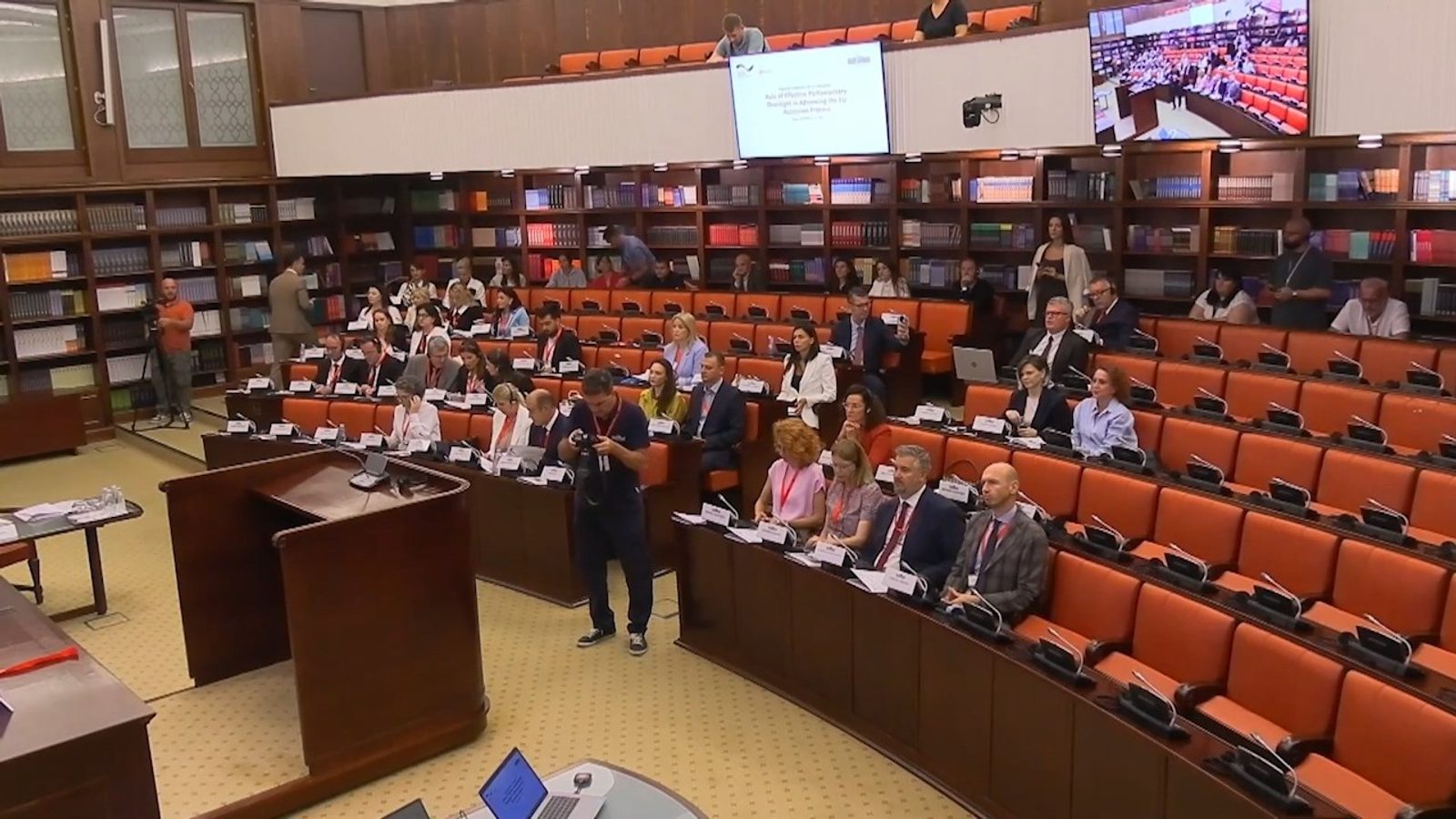 Парламентите и меѓупартискиот дијалог клучни за напредокот кон ЕУ, порача претставник на ЕК