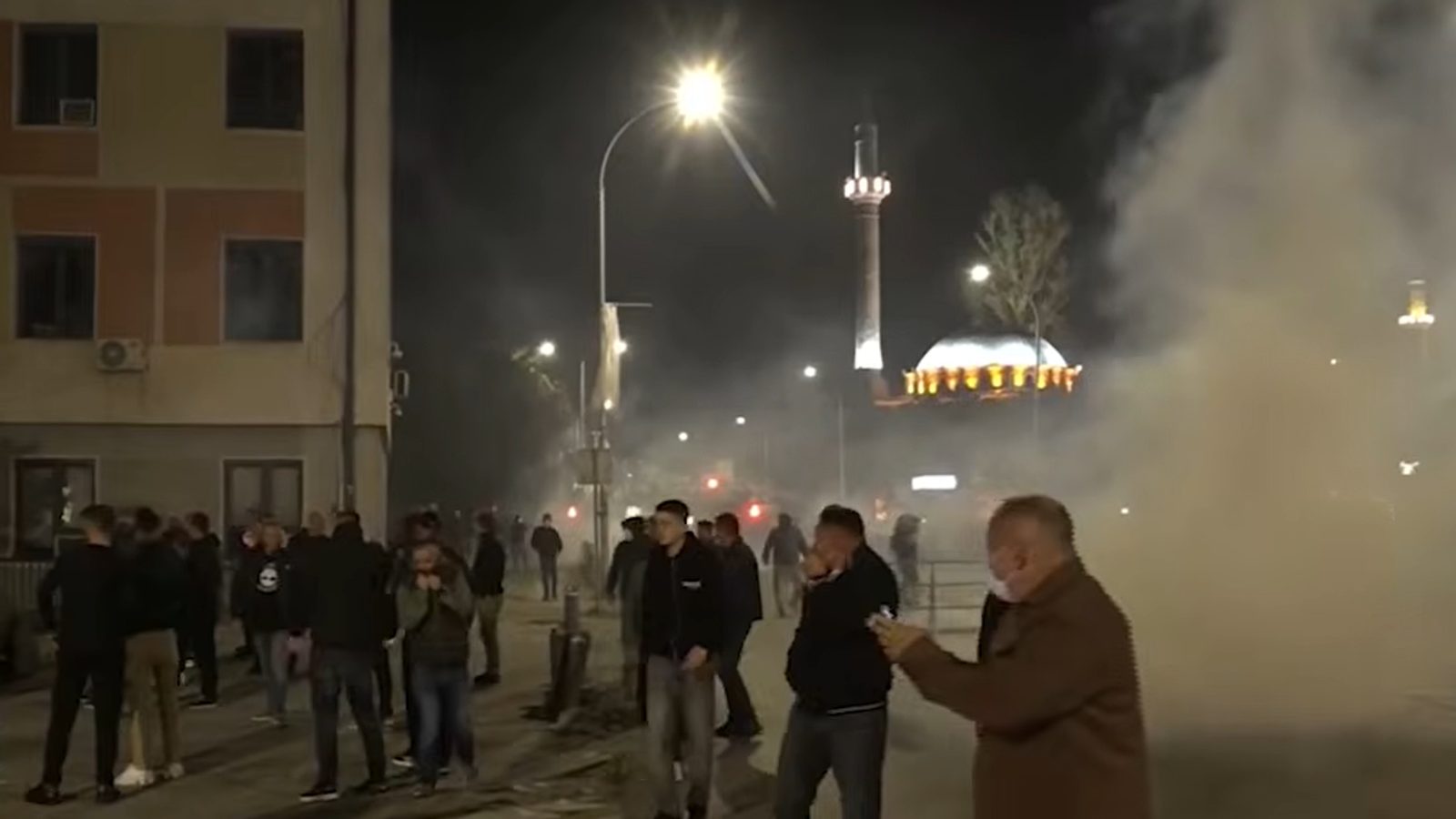 Пиротехника и солзавец пред парламентот во Приштина — шест полицајци повредени, тројца приведени