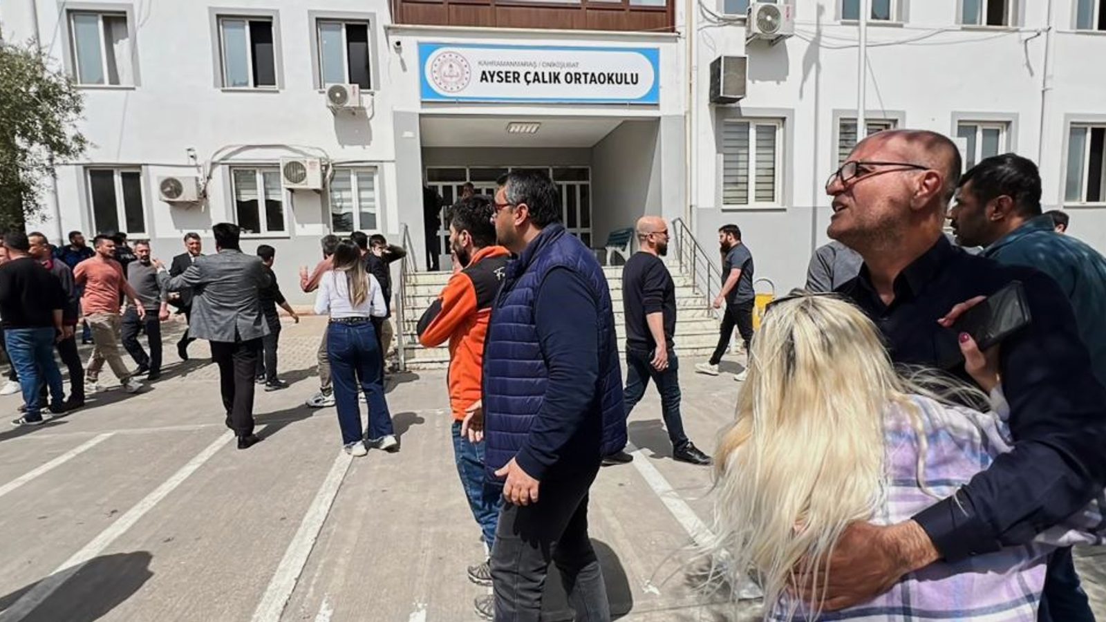 Почна судењето на родителите на 14-годишниот напаѓач кој уби 10 во Кахраманмараш