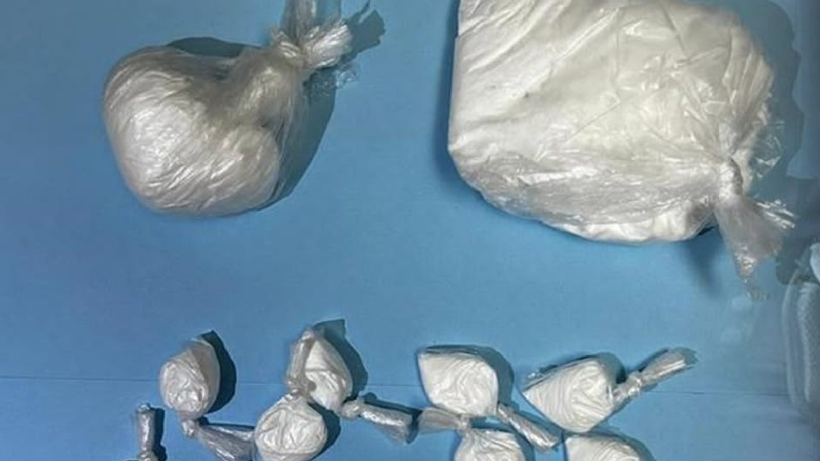 Полицијата во Прилеп приведе 22-годишник, во домот одземена марихуана, кај тинејџерка пронајдена прашкаста материја