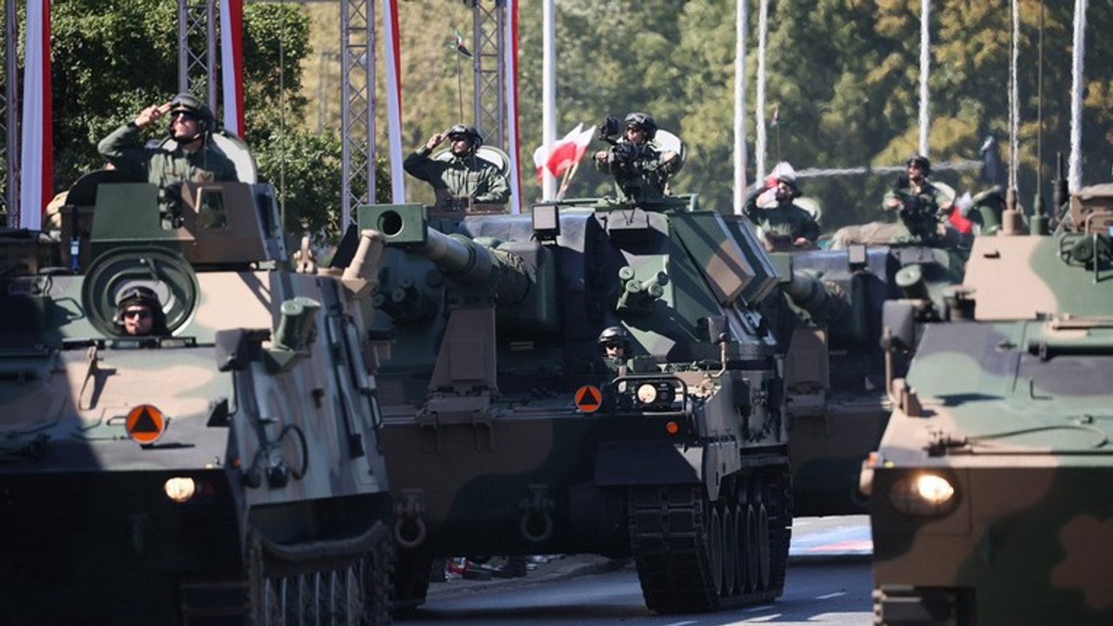 Полска ја покажа новата воена опрема на парада во Варшава