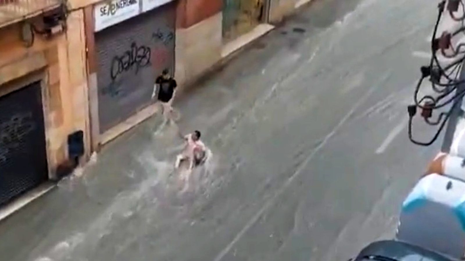 Поплава во Тарагона ја однесе улицата — човек однесен од вода, торнадо ги разори селата во југот на Франција