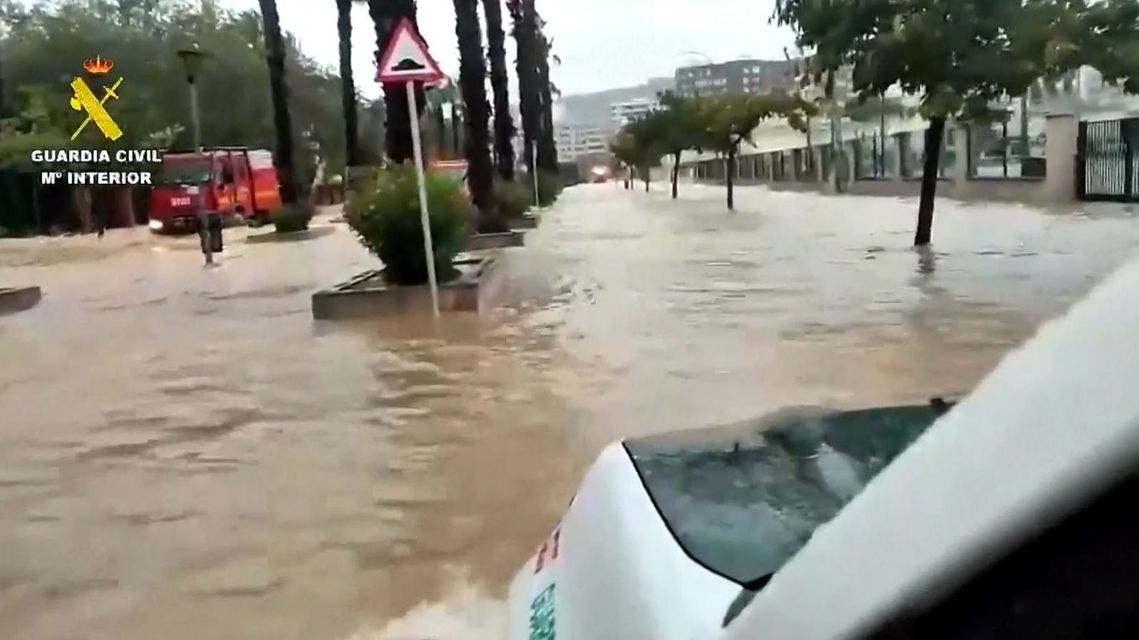 Поплави во Валенсија и Аликанте – спасувачите евакуираат со хеликоптери