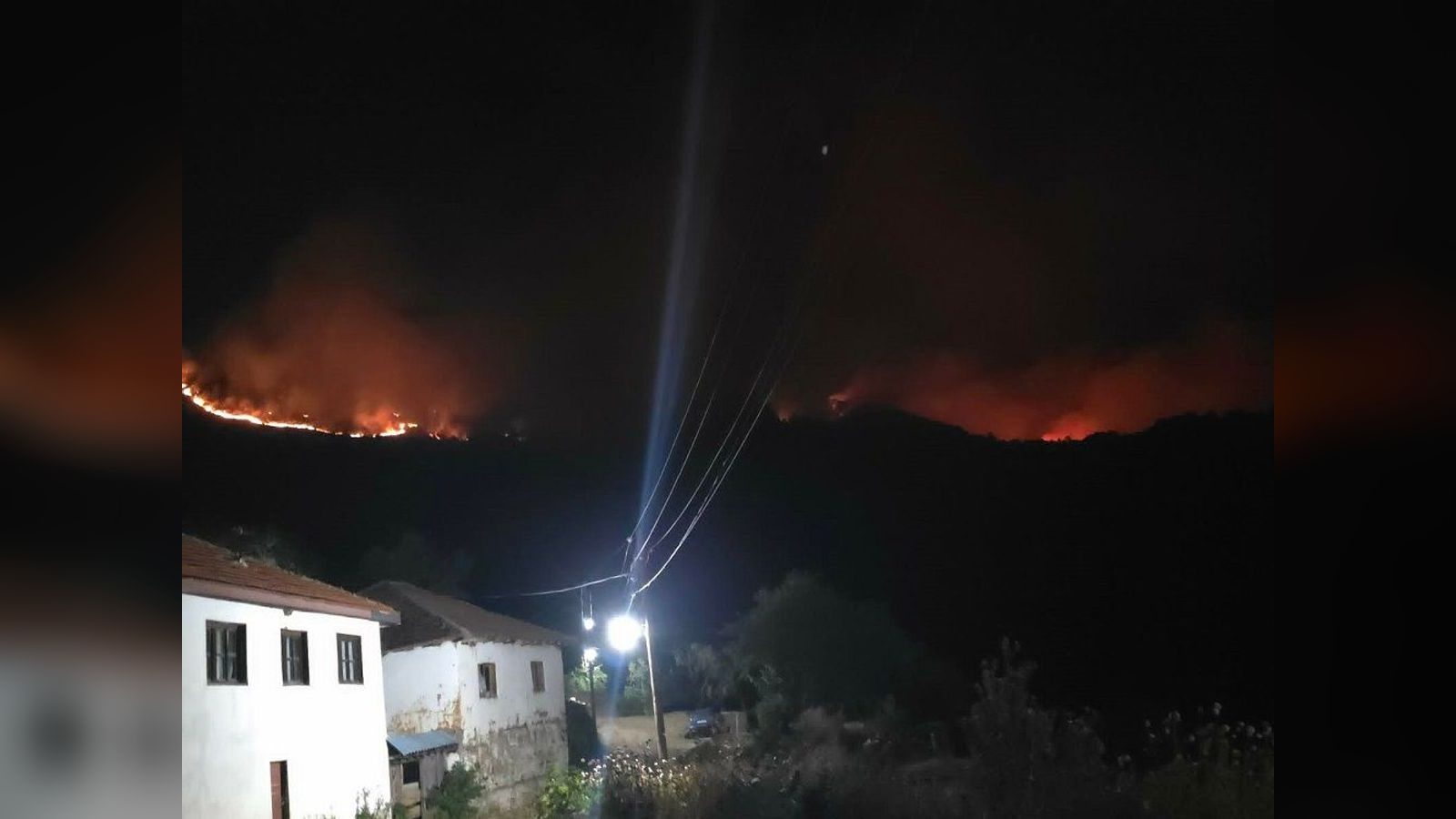 Пожар над Палиград: огнот се приближува до куќи, пожарникарите дежураат цела ноќ