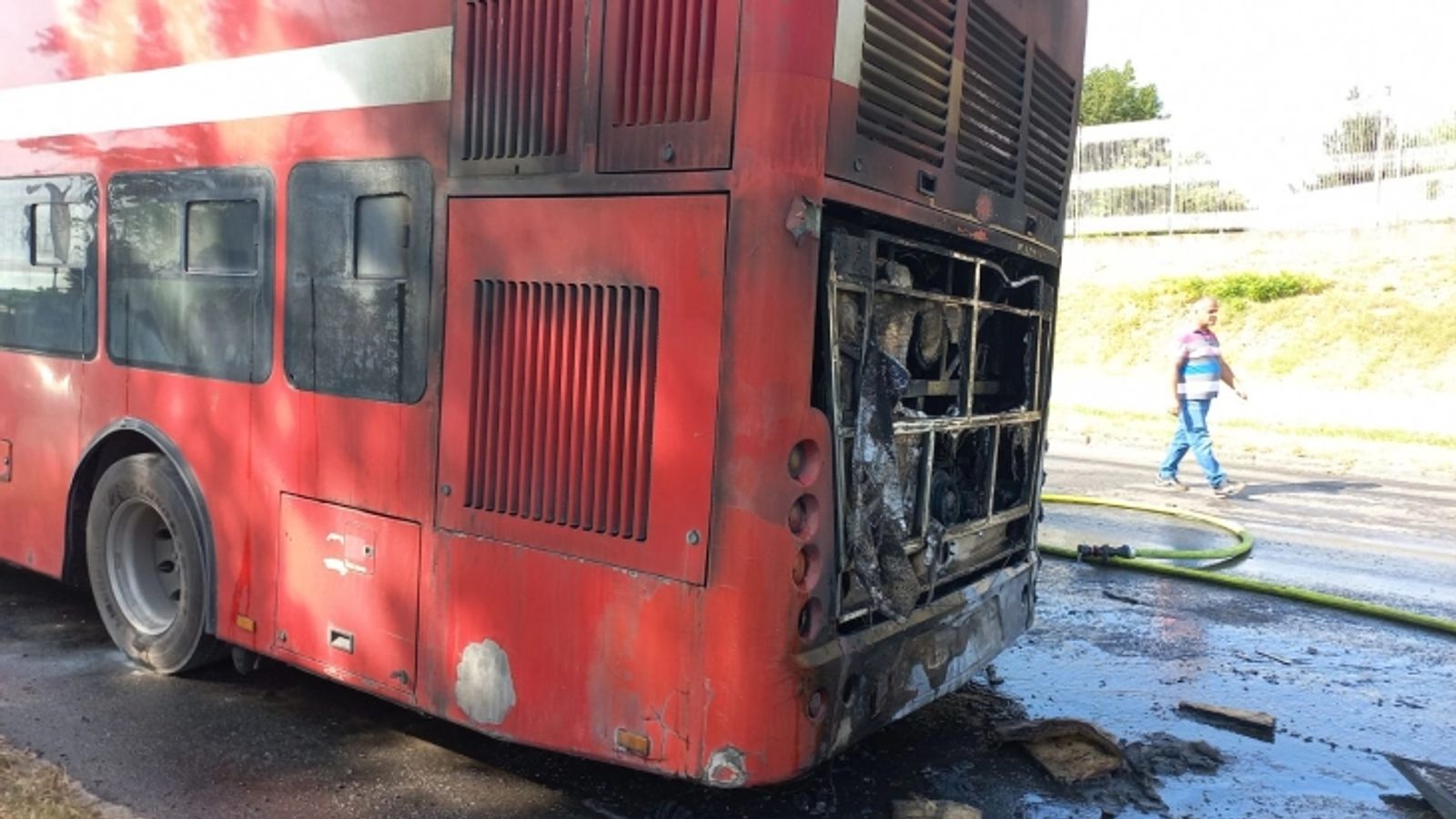 Пожар во автобус на ЈСП на постојка во Центар, нема повредени