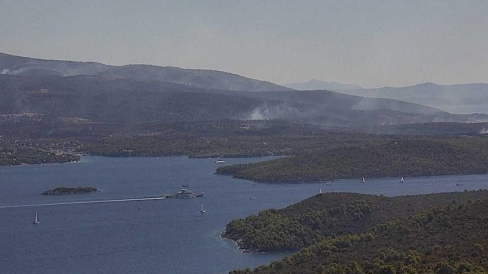 Brač wildfire calms after large night evacuations