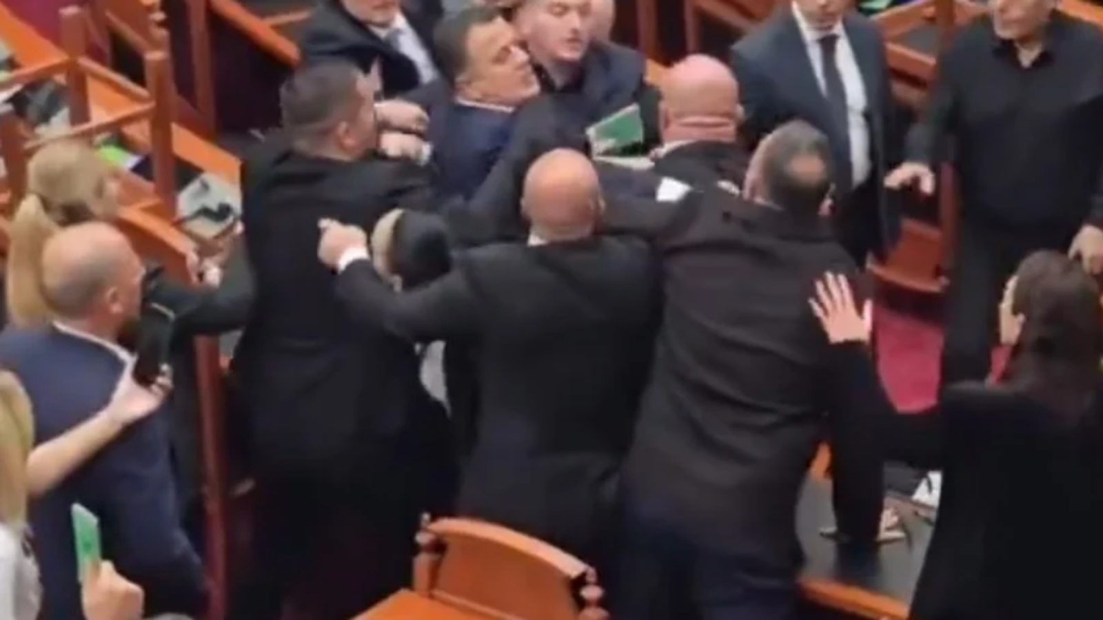 Пратеници се степаа во албанското Собрание по расправиите за протести
