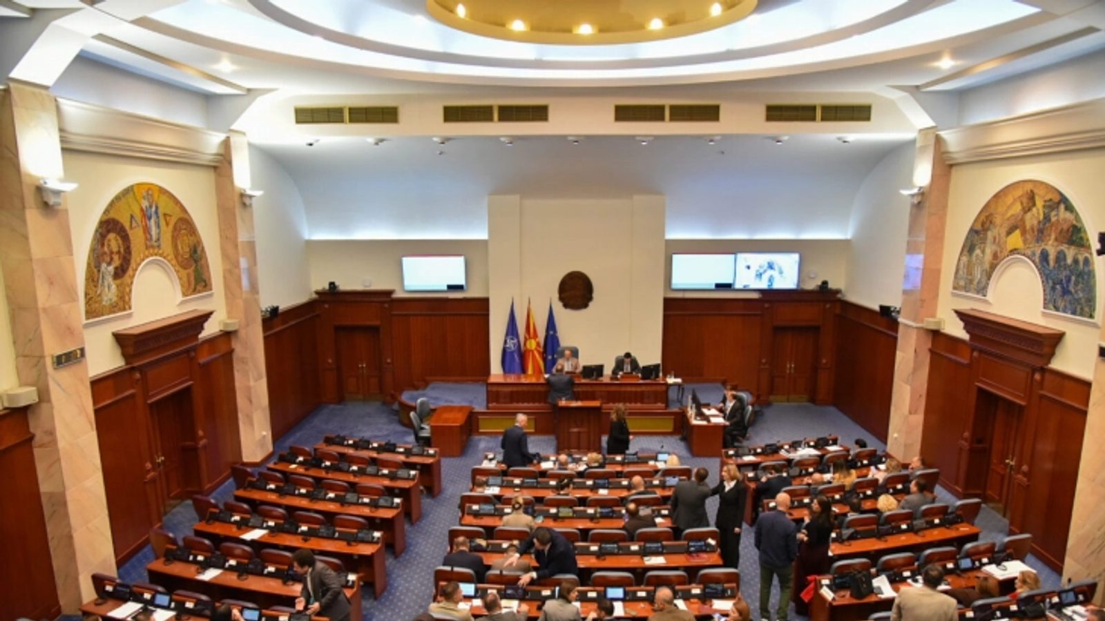 Пратениците повторно во собраниските клупи — пленарна седница на 2 септември