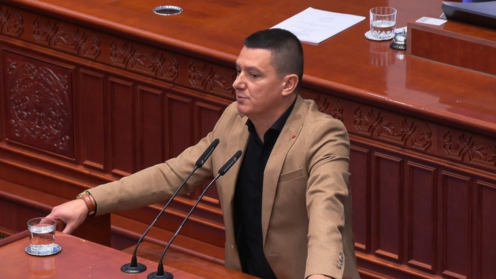 Пратеникот Ријад Шаќири укажа до премиерот Христијан Мицкоски: Кажете му на вашето обезбедување каде им е местото