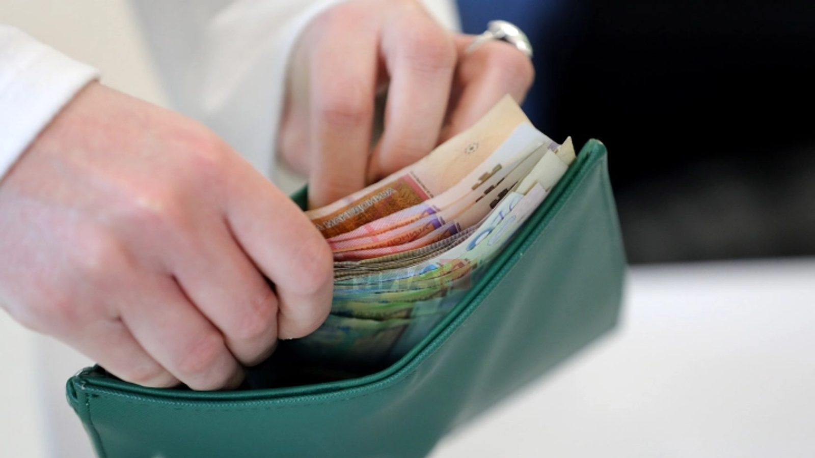 Просечната нето-плата во август 2026: 48.733 денари, раст од 7,6% на годишно ниво