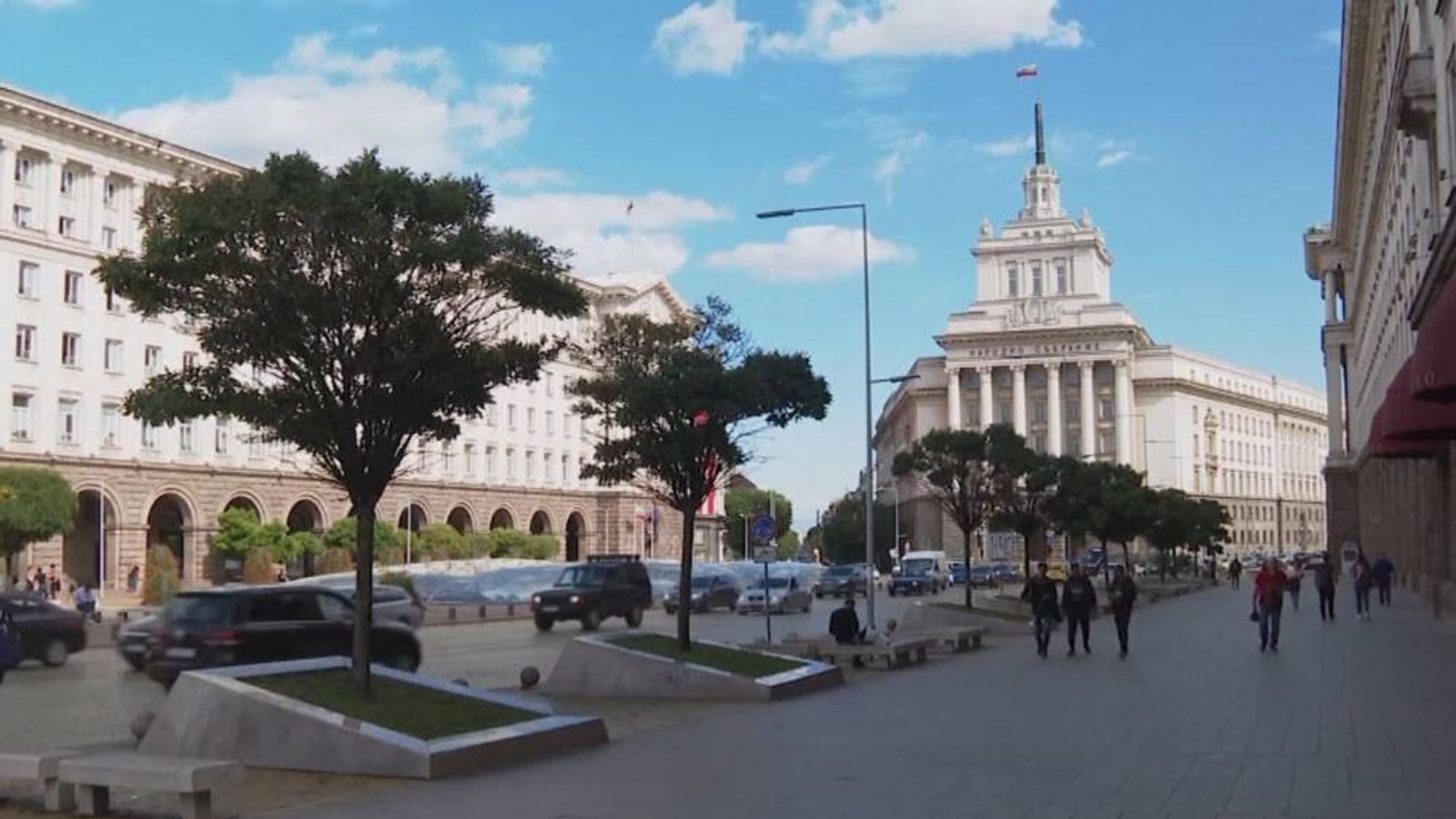 Протести пред владата во Софија — бараат оставки од Јотова и Радев