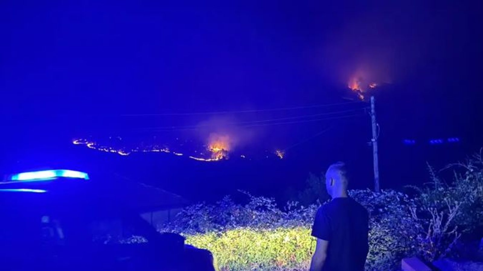 Противпожарните екипи остануваат ноќта во Габер по пожарот што се прошири од Моране