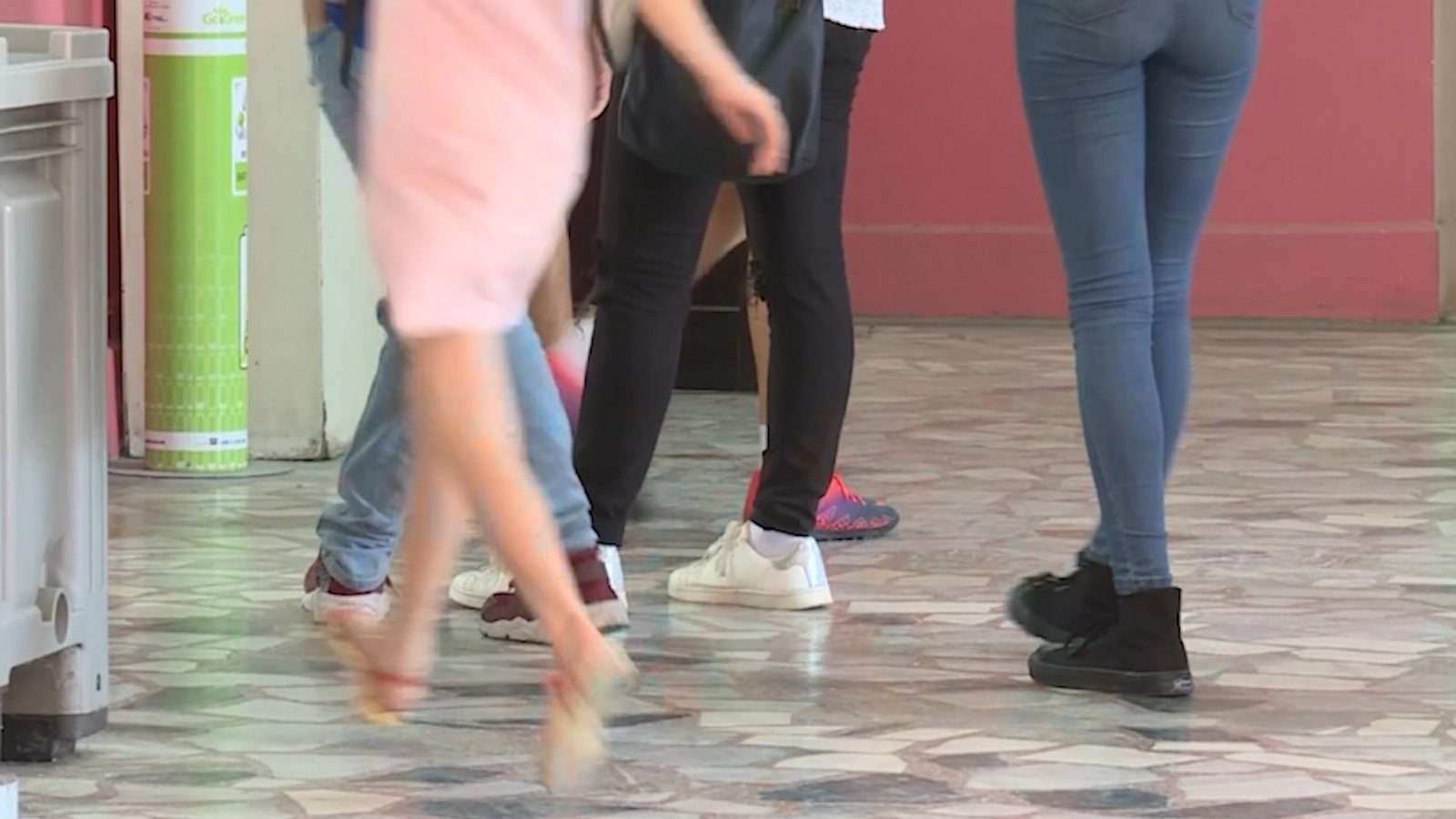 Nxënës i klasës së parë sulmuar, zhveshur dhe filmuar në dhomën e zhveshjes në Kocani