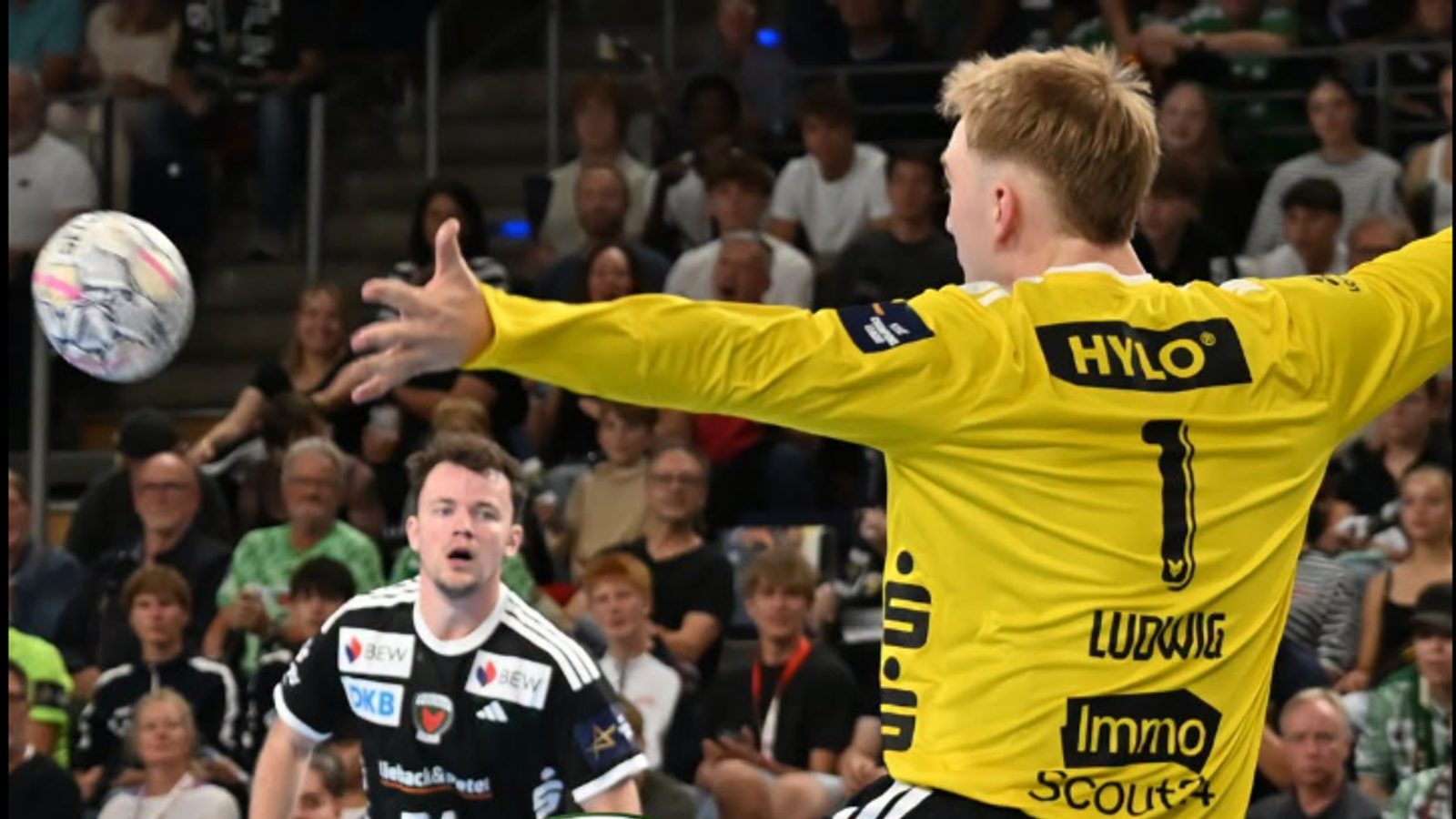 Paris Saint-Germain beat Zagreb; Füchse Berlin lose at home to Veszprém