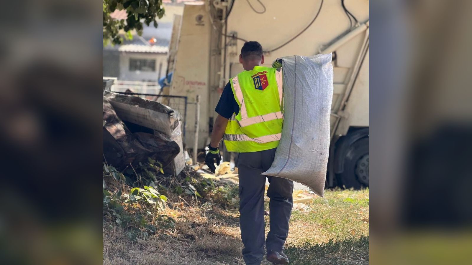 Работна акција во Дексион — расчистување околу игралиштето и обновување на клупите