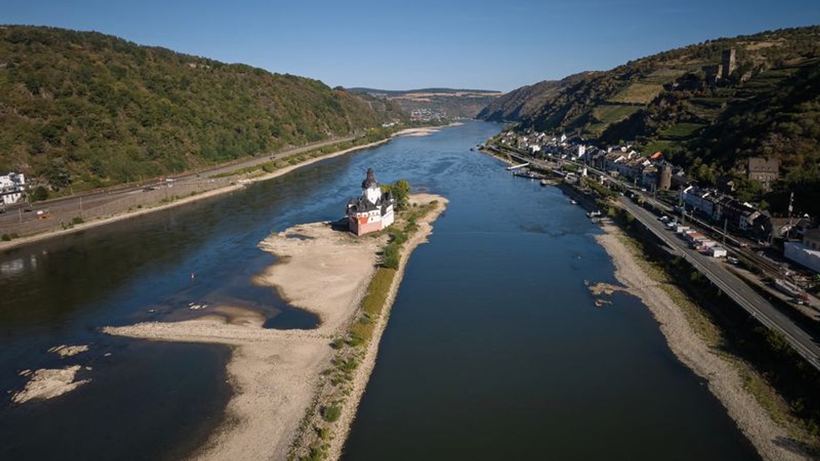 Рајна во Келн достигна рекордно низок водостој поради сушата