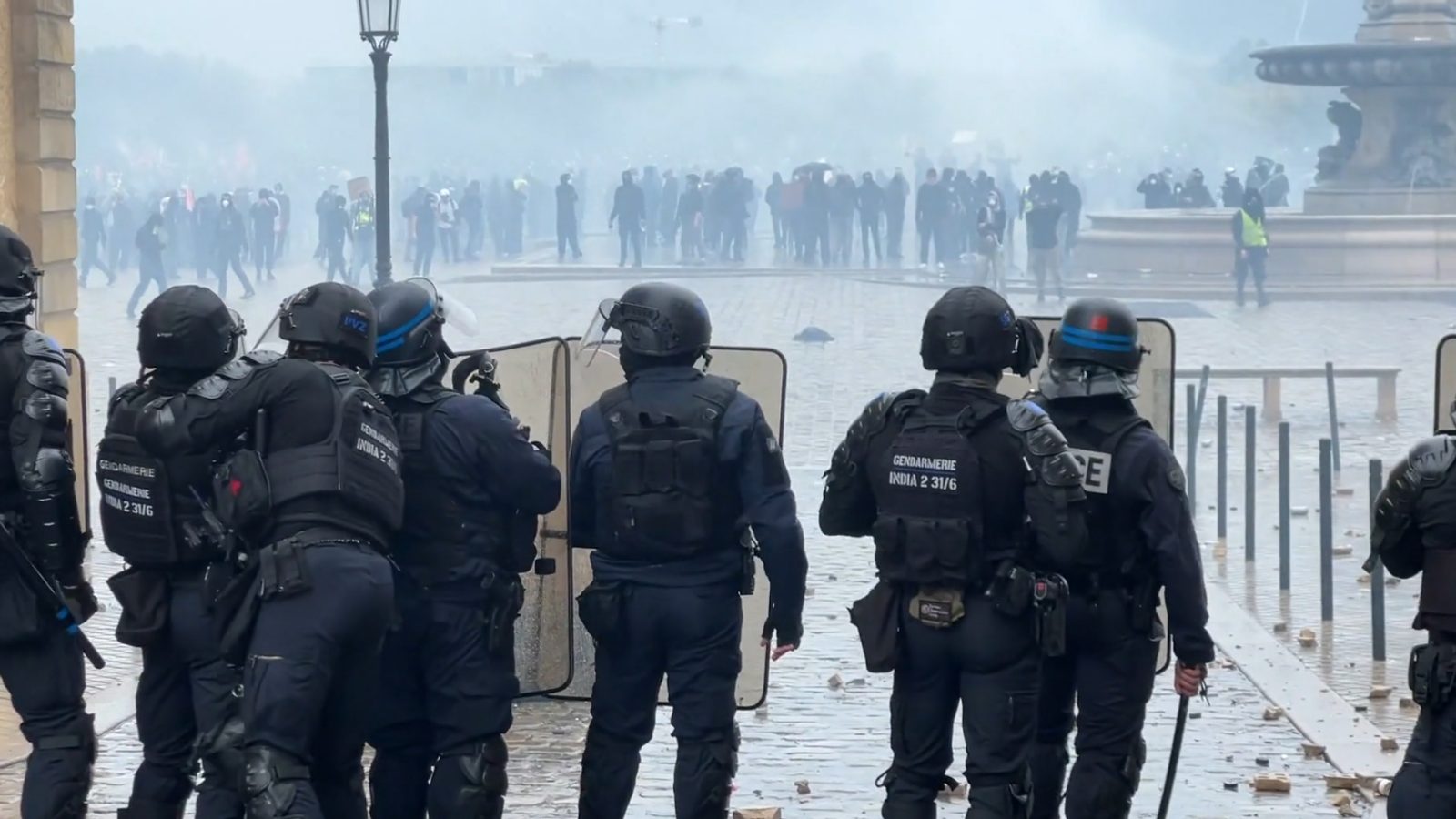 Речиси 1.000 уапсени на нови протести во Франција по судири во повеќе градови
