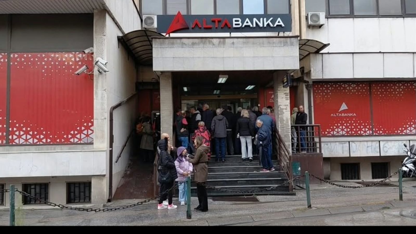 Редици пред „Алта банка“ во Битола по одземањето на дозволата во Белград
