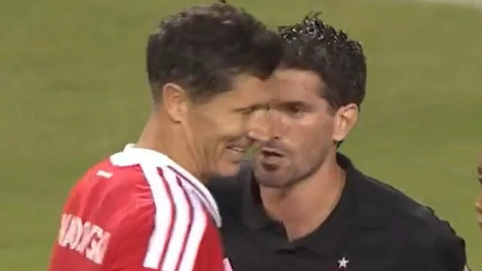 De Paul shoves Robert Lewandowski in Chicago; match ends 1–1