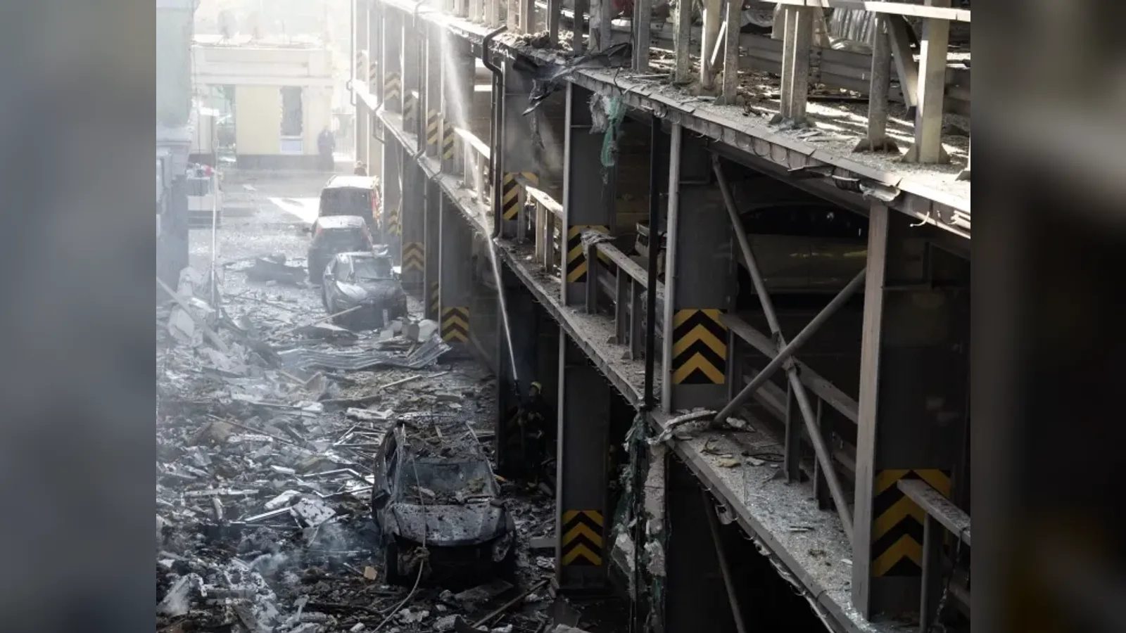 Руски напади: најмалку пет загинати и над 20 повредени низ Украина