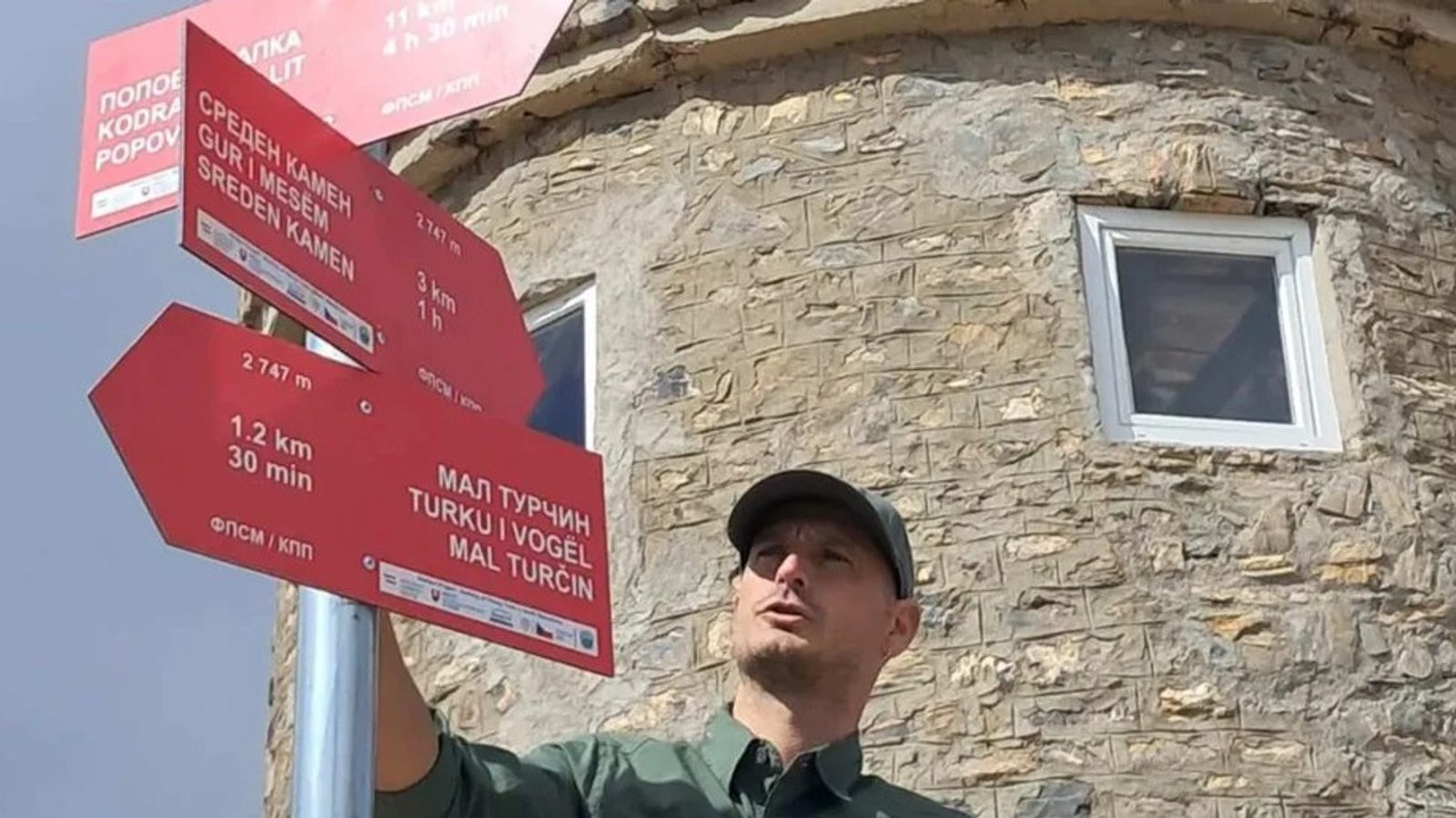 Се обновува оштетената маркирација на патеката од Попова Шапка до Титов Врв