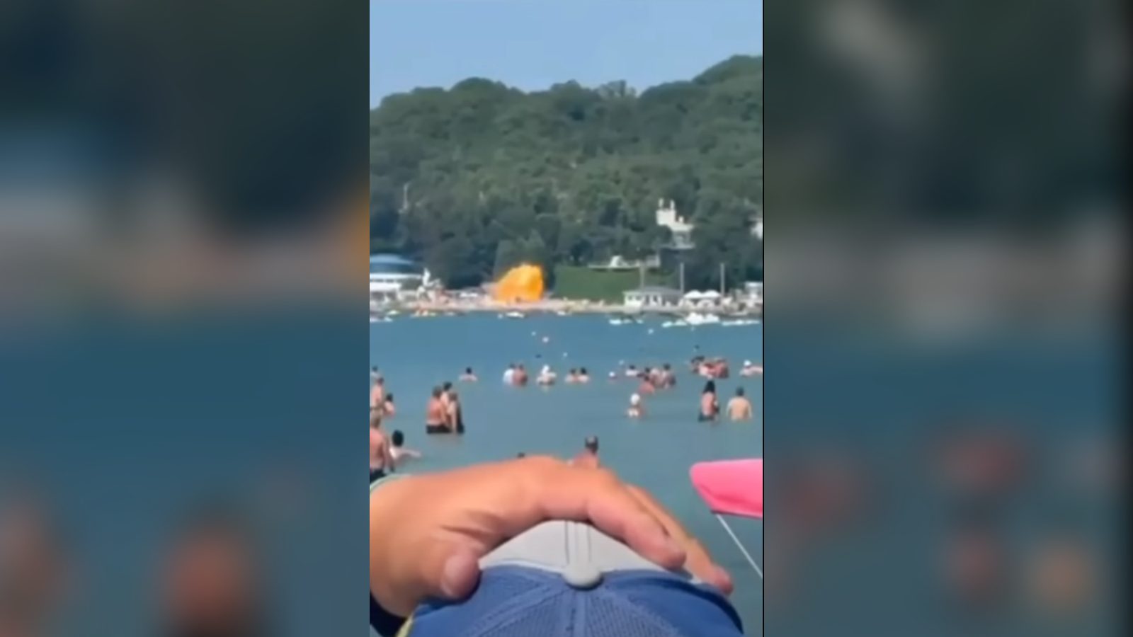 Седум загинаа, вклучувајќи три деца, по удар на дрон на плажа во јужна Русија