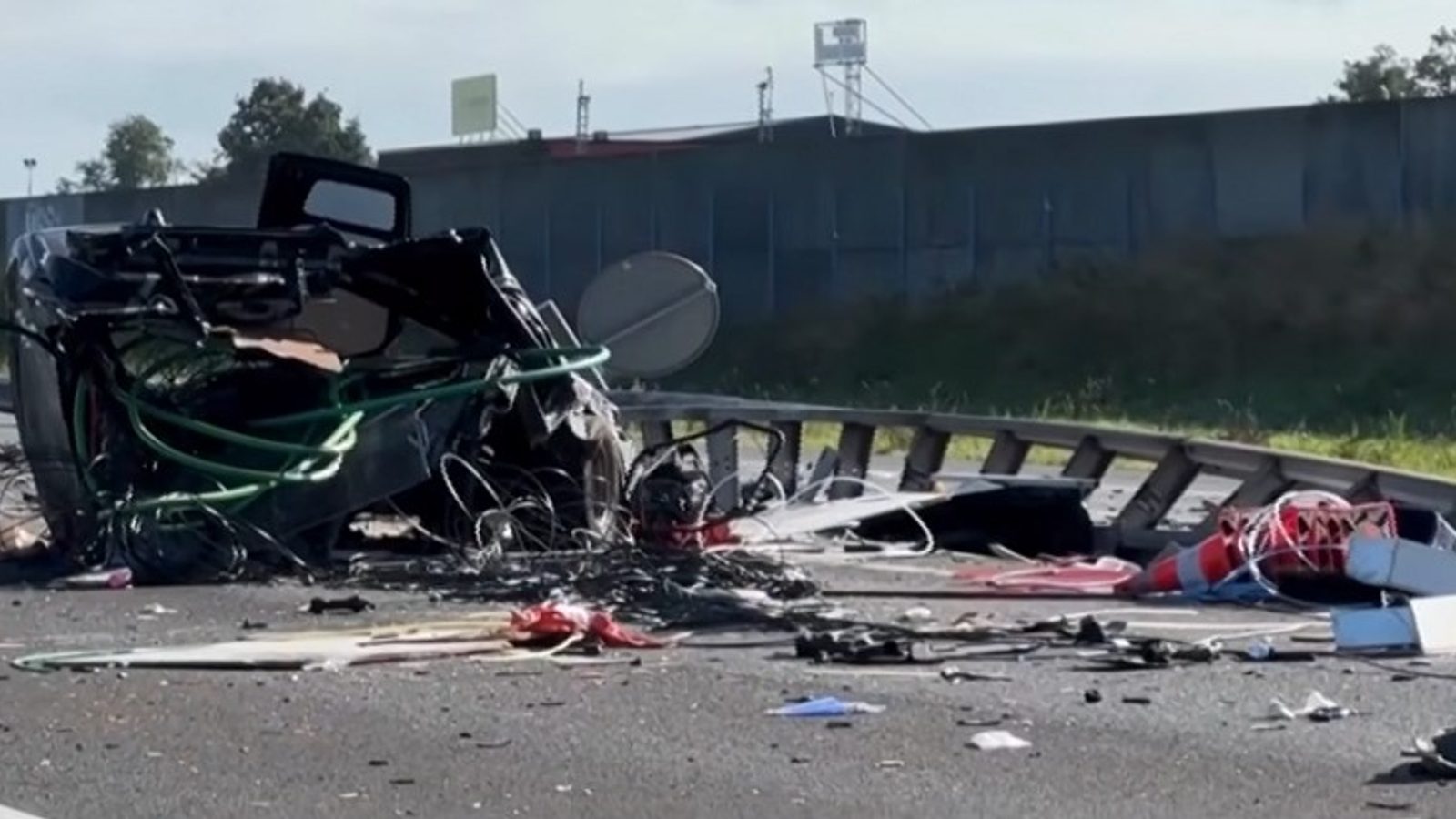 Школски автобус се превртe по судир со комбе во Холандија — 45 ученици повредени