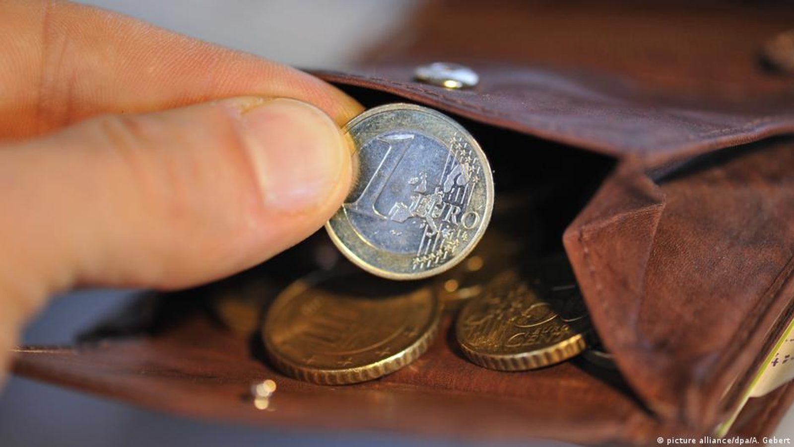 Шведска повторно ја враќа готовината: нов закон ги обврзува продавниците и аптеките да примаат кеш