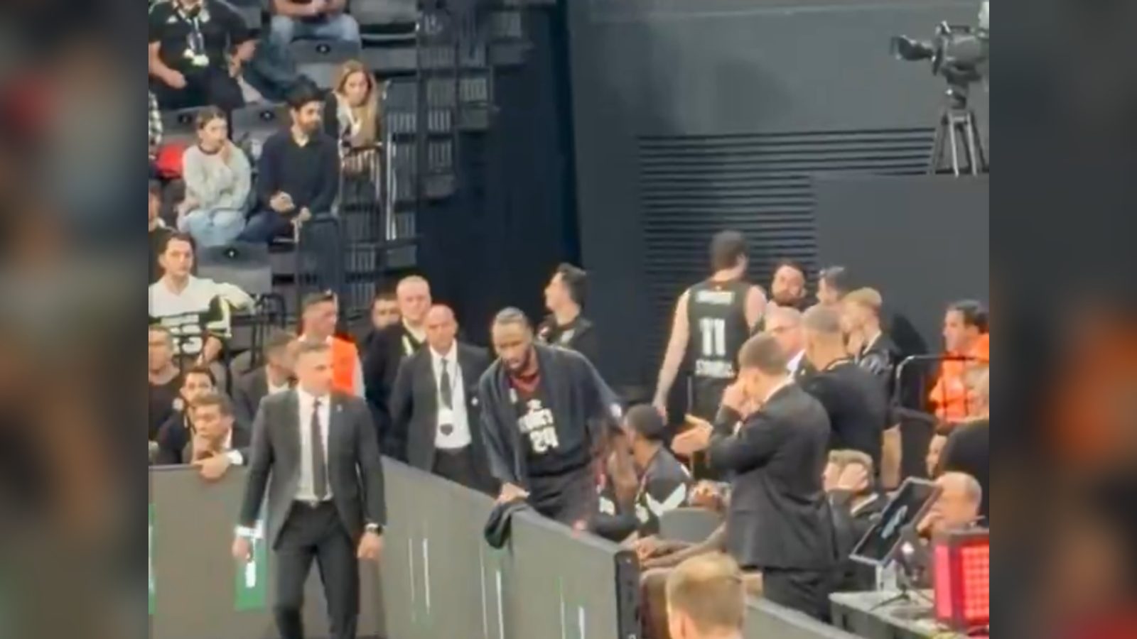 Scandal at Besiktas: Dusan Alimpijevic sends Metecan Birsen to locker room
