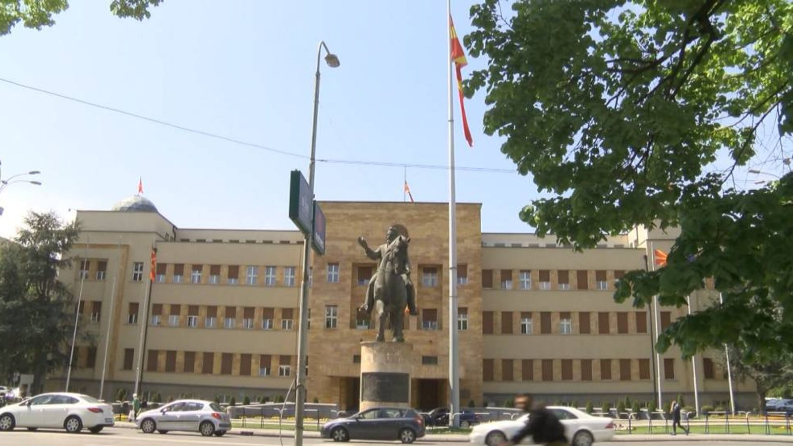 Собраниската служба станува целосно независна — донесени измените на Законот за административни службеници