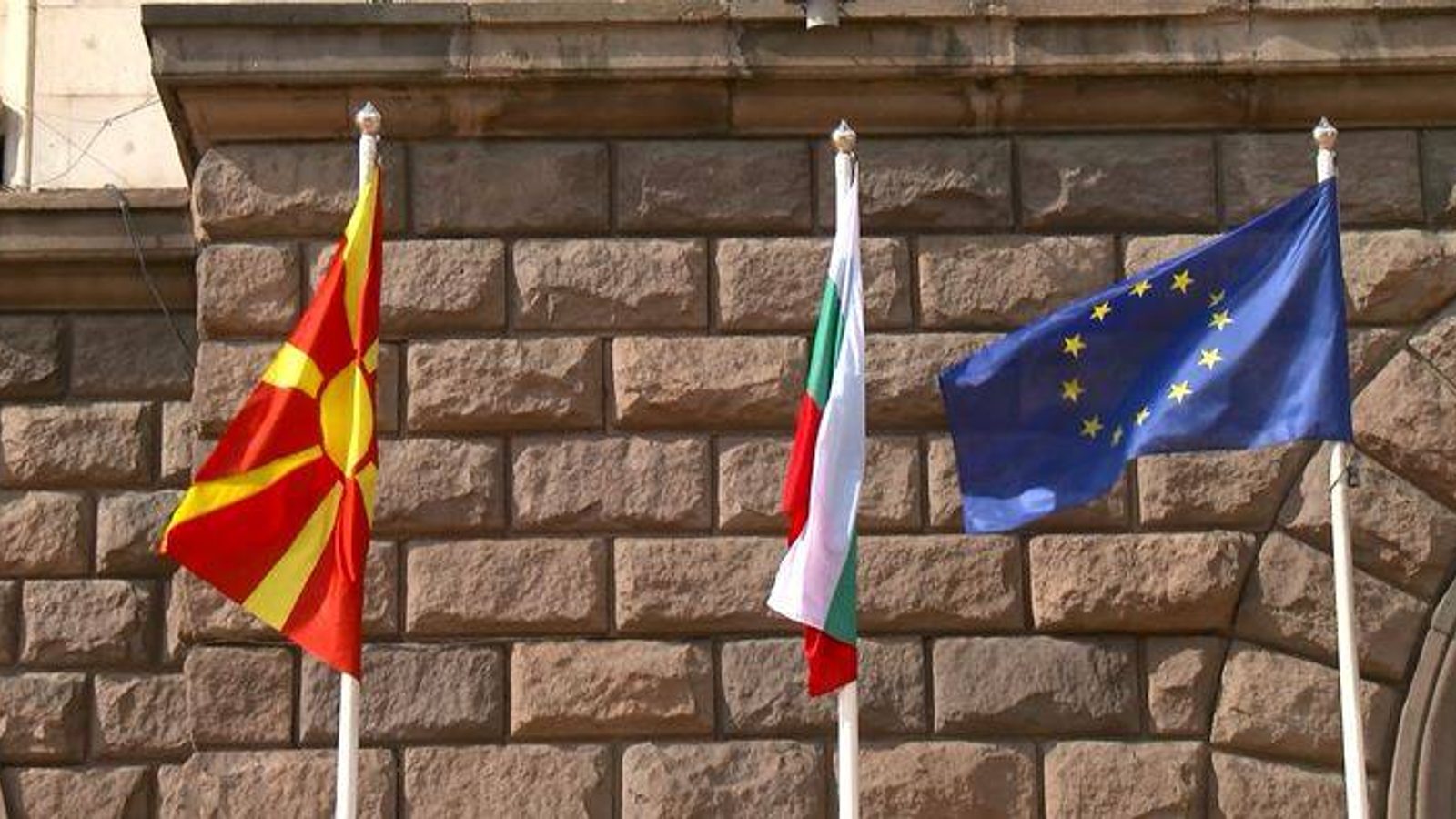 Софија ја затвора вратата за промена на условите, Скопје бара гаранции од Брисел