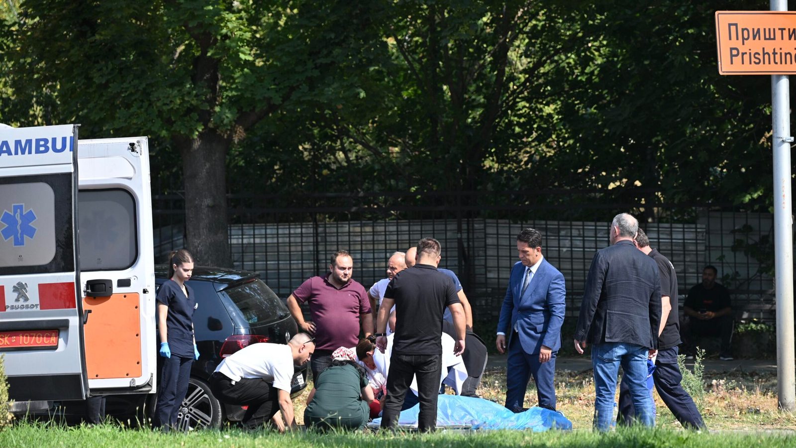 Сообраќајка пред УКИМ: машко лице лежеше на улица, меѓу присутните и вицепремиерот Беким Сали