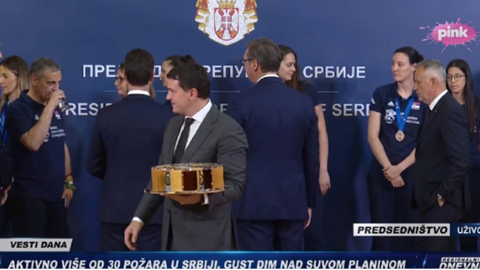 Српските одбојкари му свртеа грб на Александар Вучиќ по враќањето од ЕП