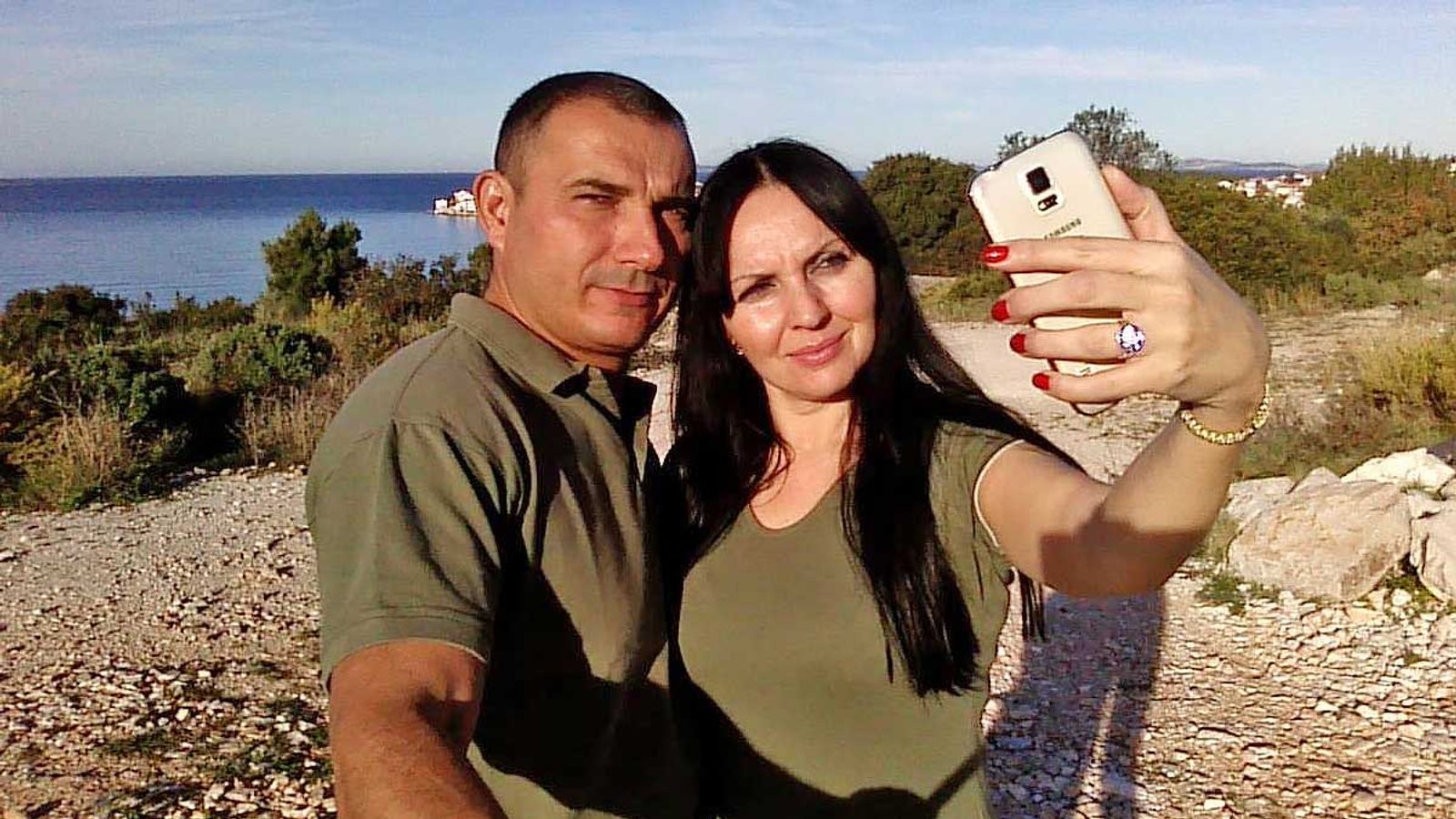 Стојанче Ангелов го прослави 54. роденден на плажа со сопругата Јасминка