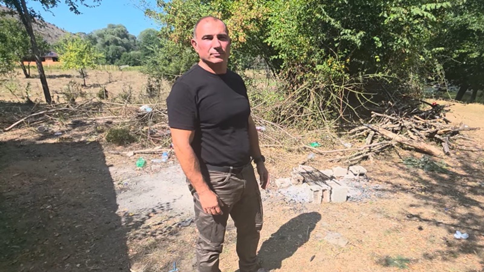 Стојанче Ангелов затекна огниште за скара покрај Треска: „Ова е рецепт за катастрофа“