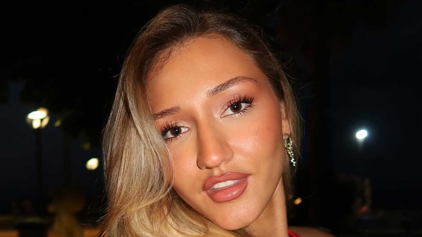 Султана Малинкова (23) ги освои фановите со црвен фустан и бордо бикини