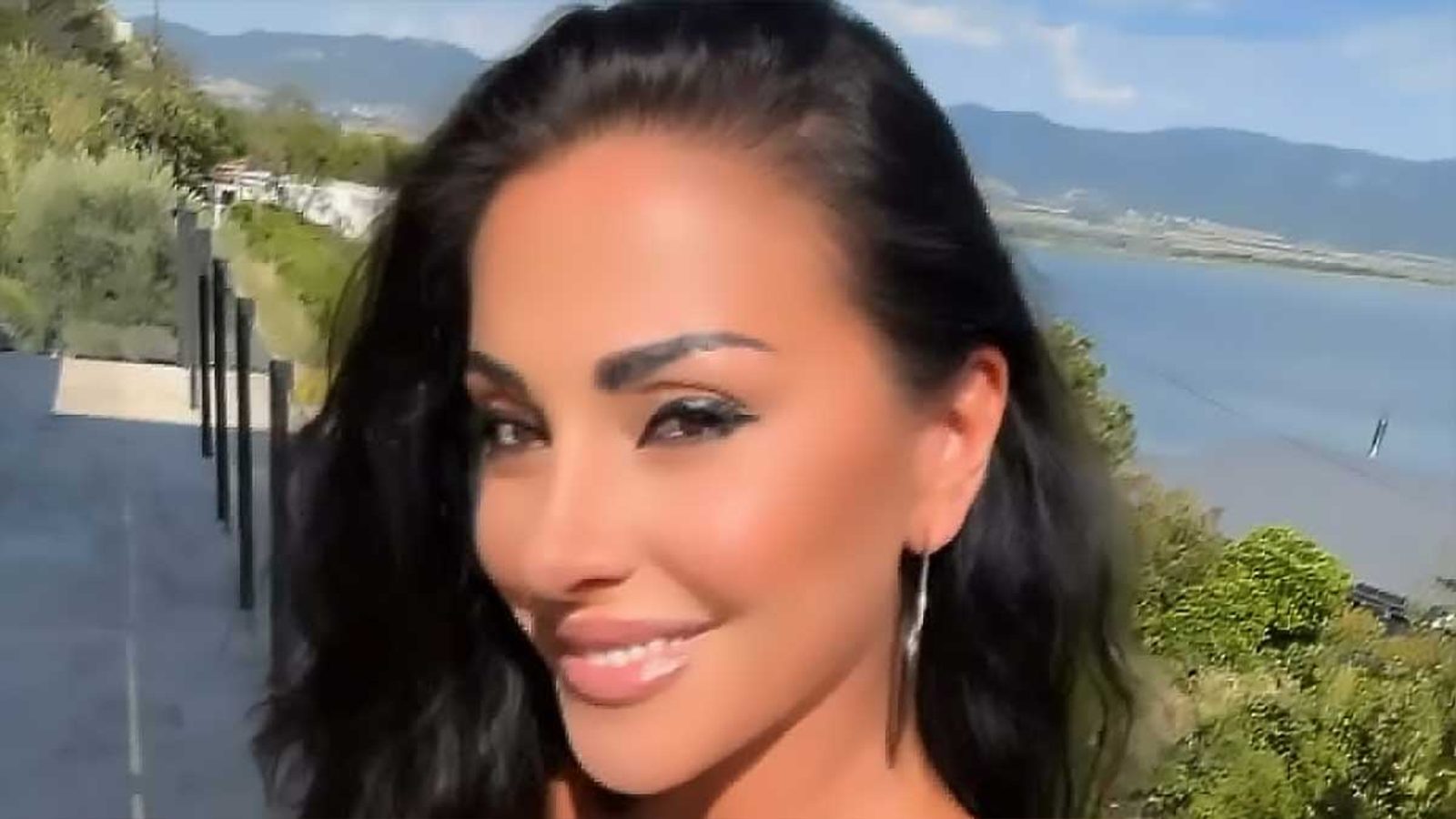 Сузана Гавазова објави видео од плажа во бордо костим