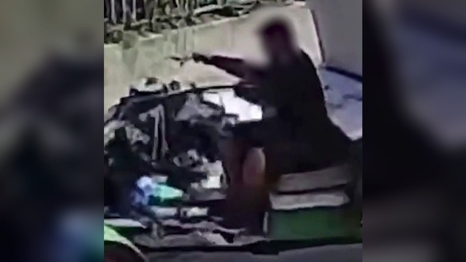 Policia e Shkupit gjobit 22-vjeçarin për hedhje mbeturinash