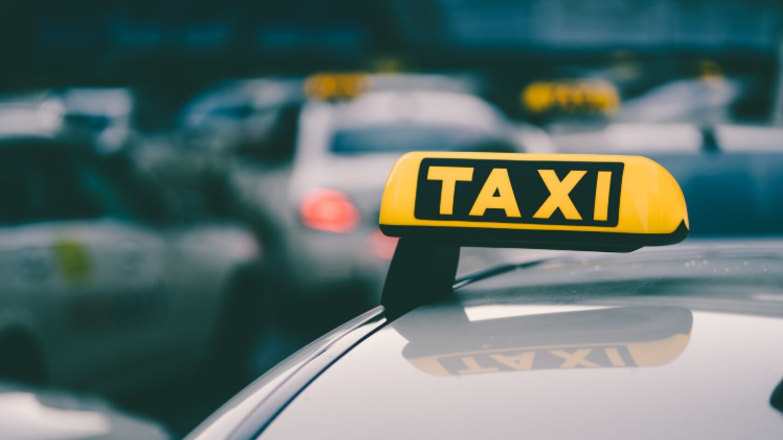 Skopje taxi driver arrested after threatening Chinese passenger with a knife and taking cash