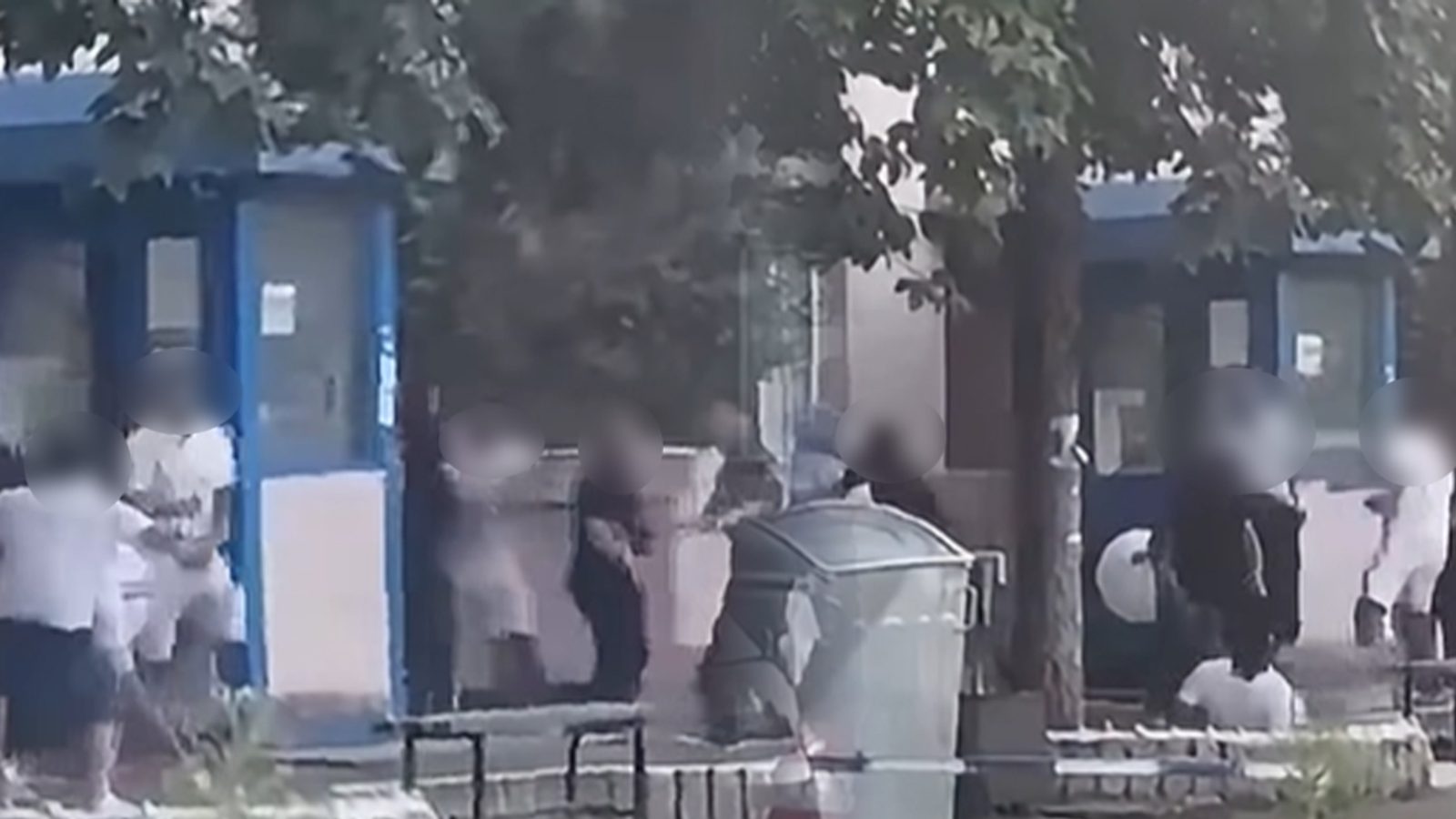Тепачка пред полициската станица во Кочани: повредени и четворица приведени