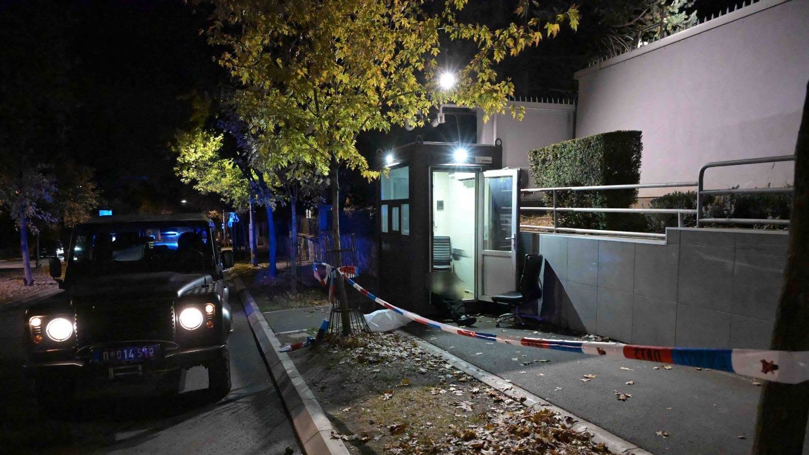 Sulm terrorist në Beograd: i mituri sulmoi një xhandar para ambasadës së Izraelit, sulmuesi u vra