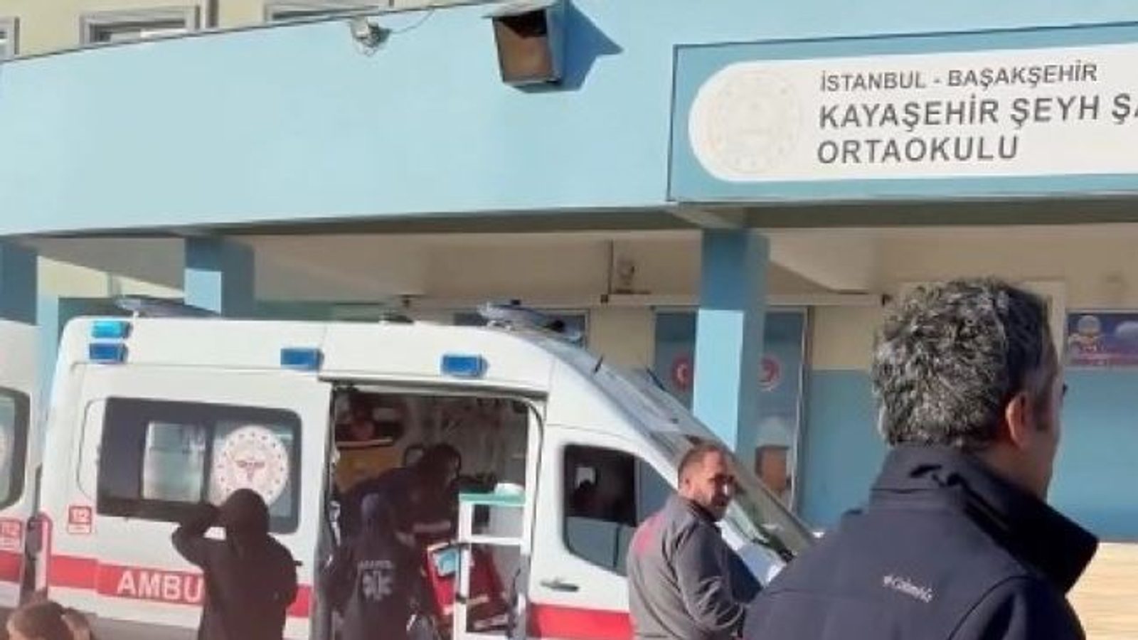 Тинејџерка со нож нападна осум ученички во Истанбул, три во тешка состојба