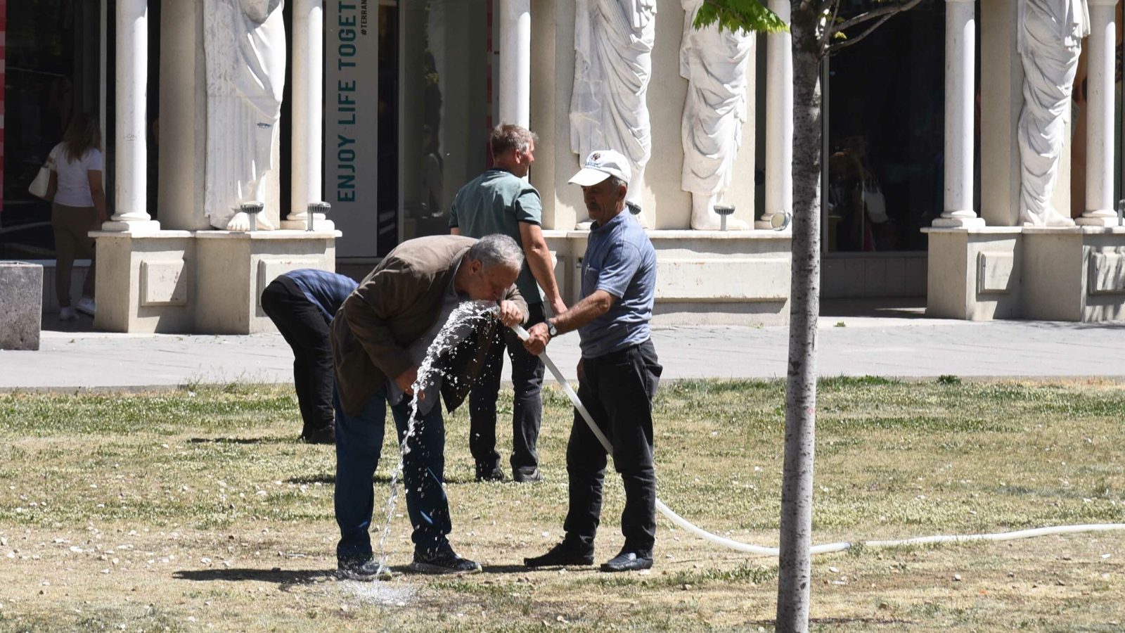 Топлотен бран во Скопје: утрински 18°C, до 38°C попладне — можно локално невреме