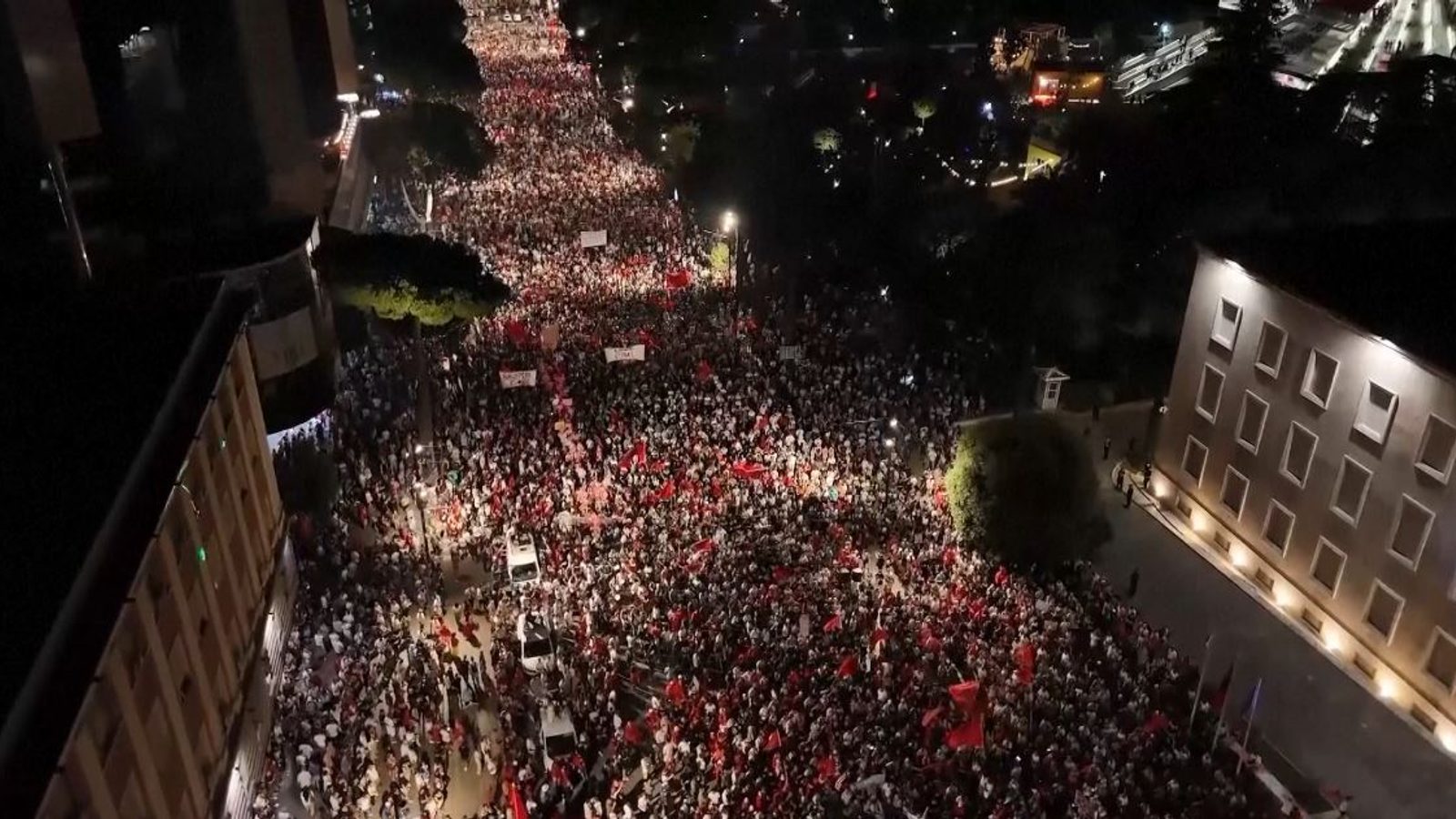 Трет ден судири во Тирана — повредени 71 полицаец