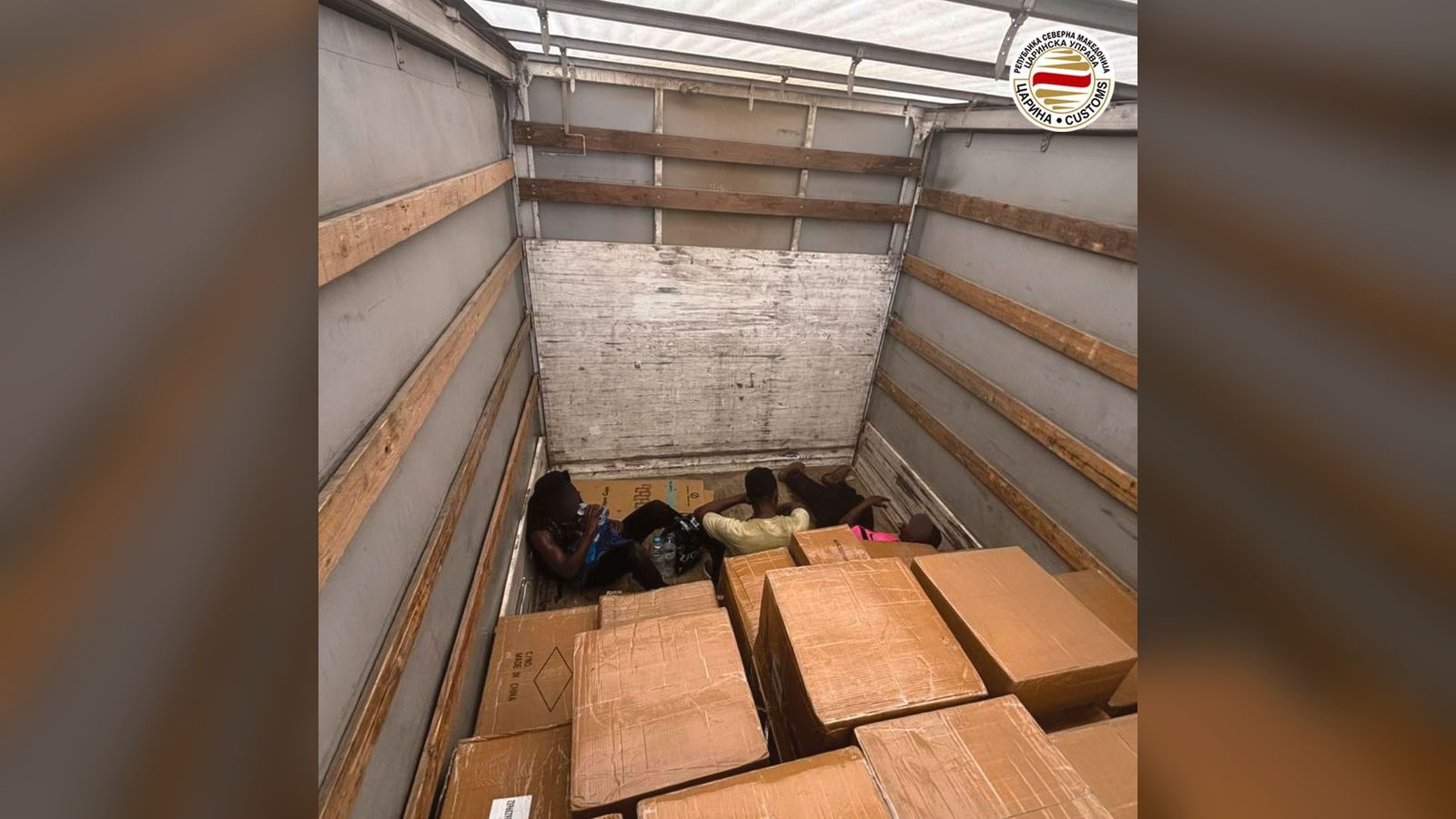 Тројца мигранти од Судан пронајдени меѓу товар на камион во Скопје