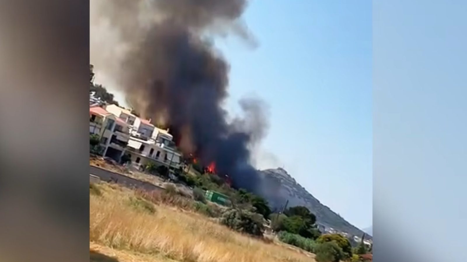Тројца пожарникари загинаа, 2.000 туристи евакуирани по пожари на Крит и Пелопонез