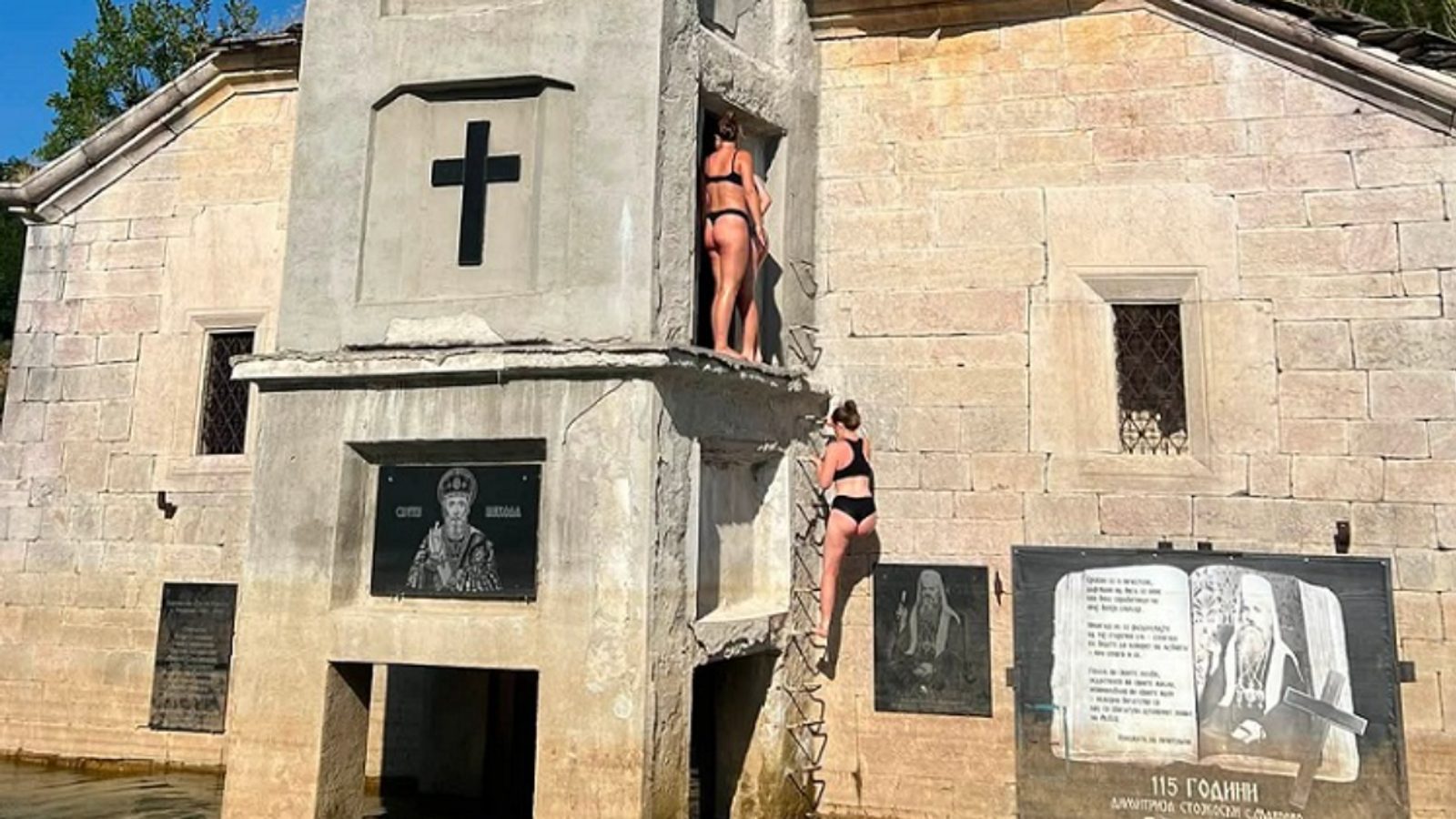 Туристи во костими за капење се качуваат на кулата на црквата „Св. Никола“ и скокаат во Мавровското езеро
