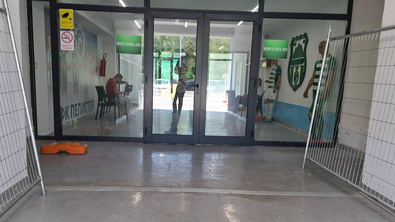 „ТВ Тера“ пријави дека нејзиниот снимател незаконски бил држен на битолскиот стадион, а обезбедувањето тврди: „Неовластено се снимаше“