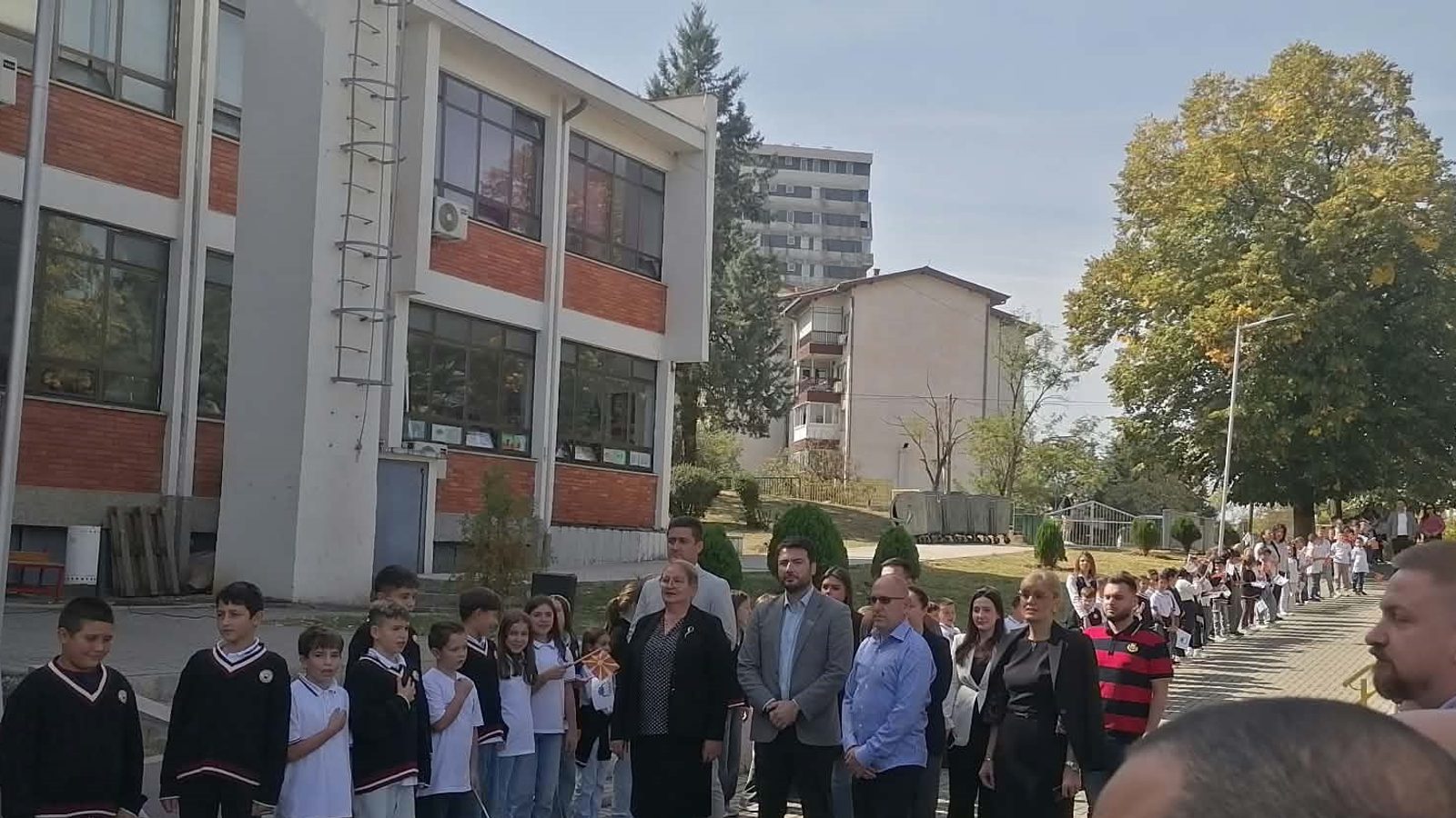 Училиште „Димитар Влахов“ во Штип забрани мобилни и нездрава храна и доби спортска сала
